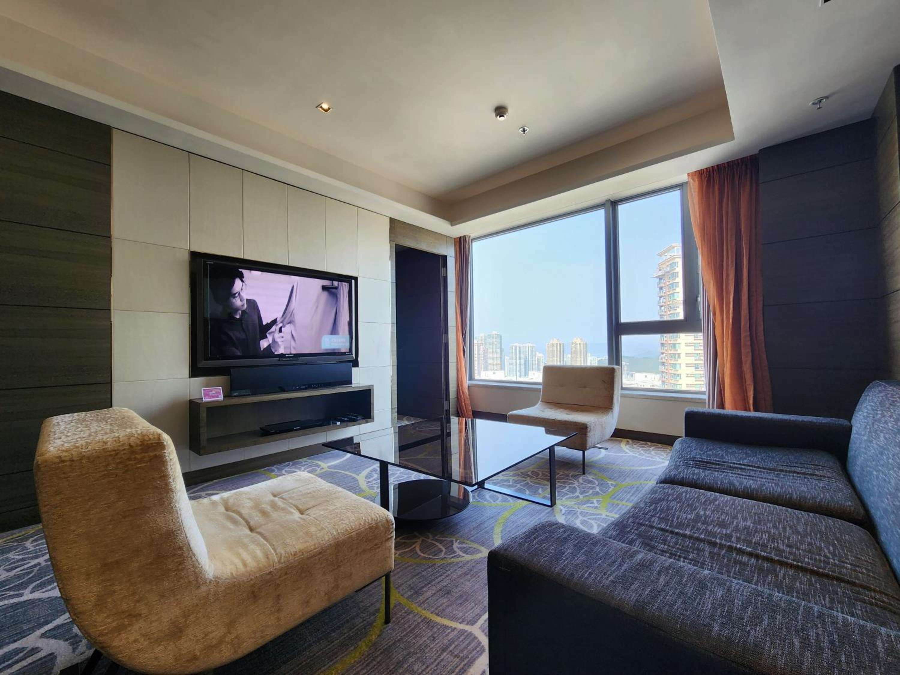 One-Bedroom King Suite with Garden View