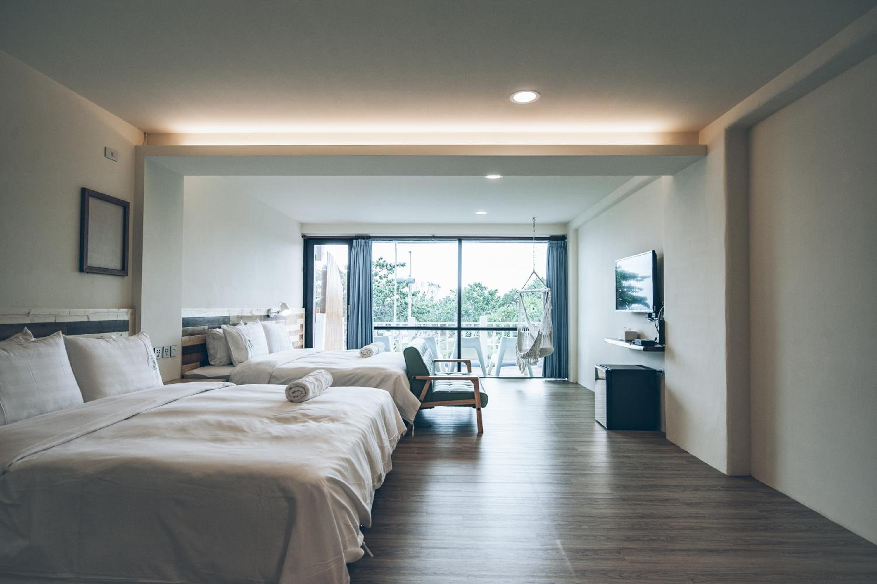 Quadruple Room with Sea View - Photo 4