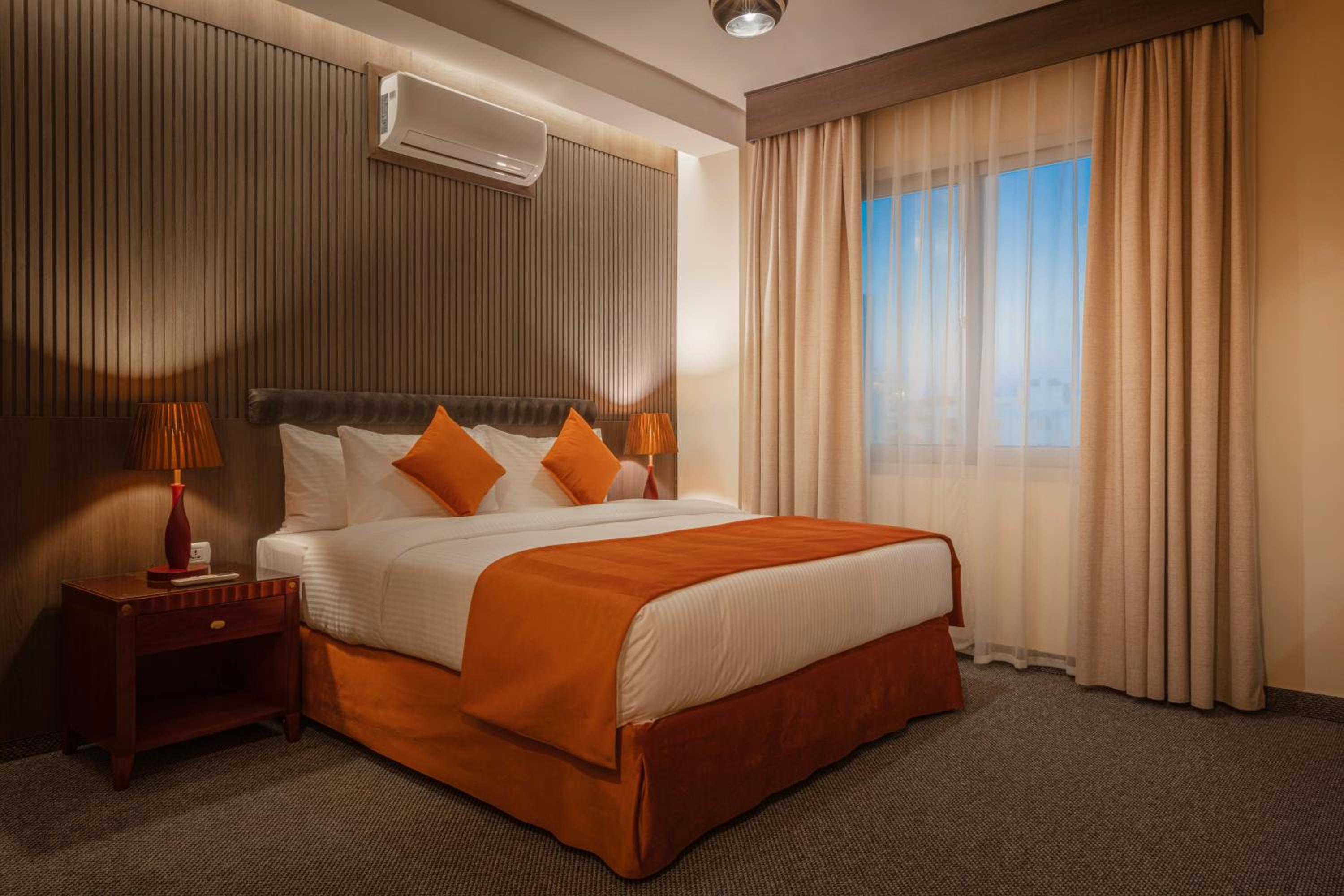 Suite - Photo 1