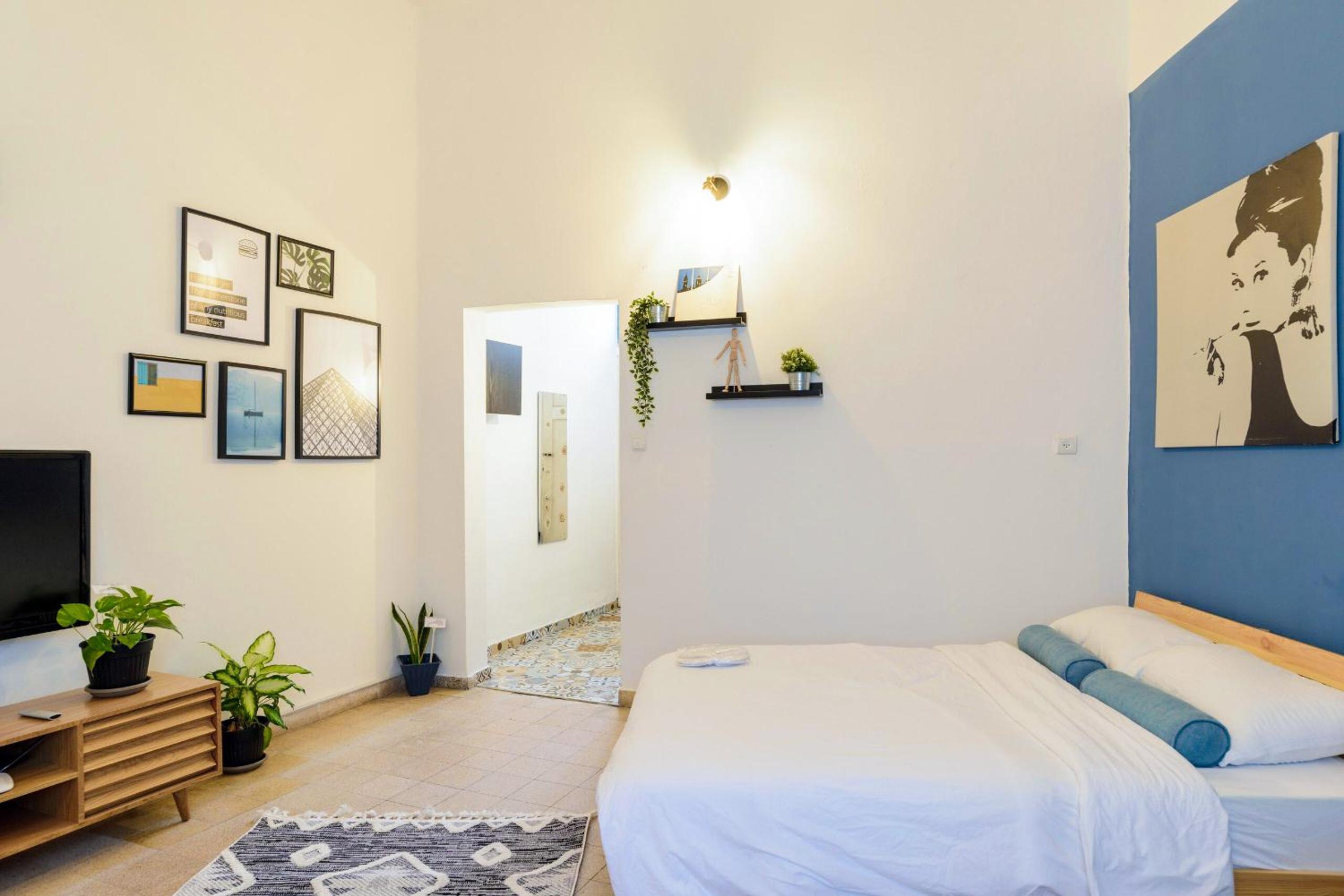 Apartment with Balcony - Photo 2