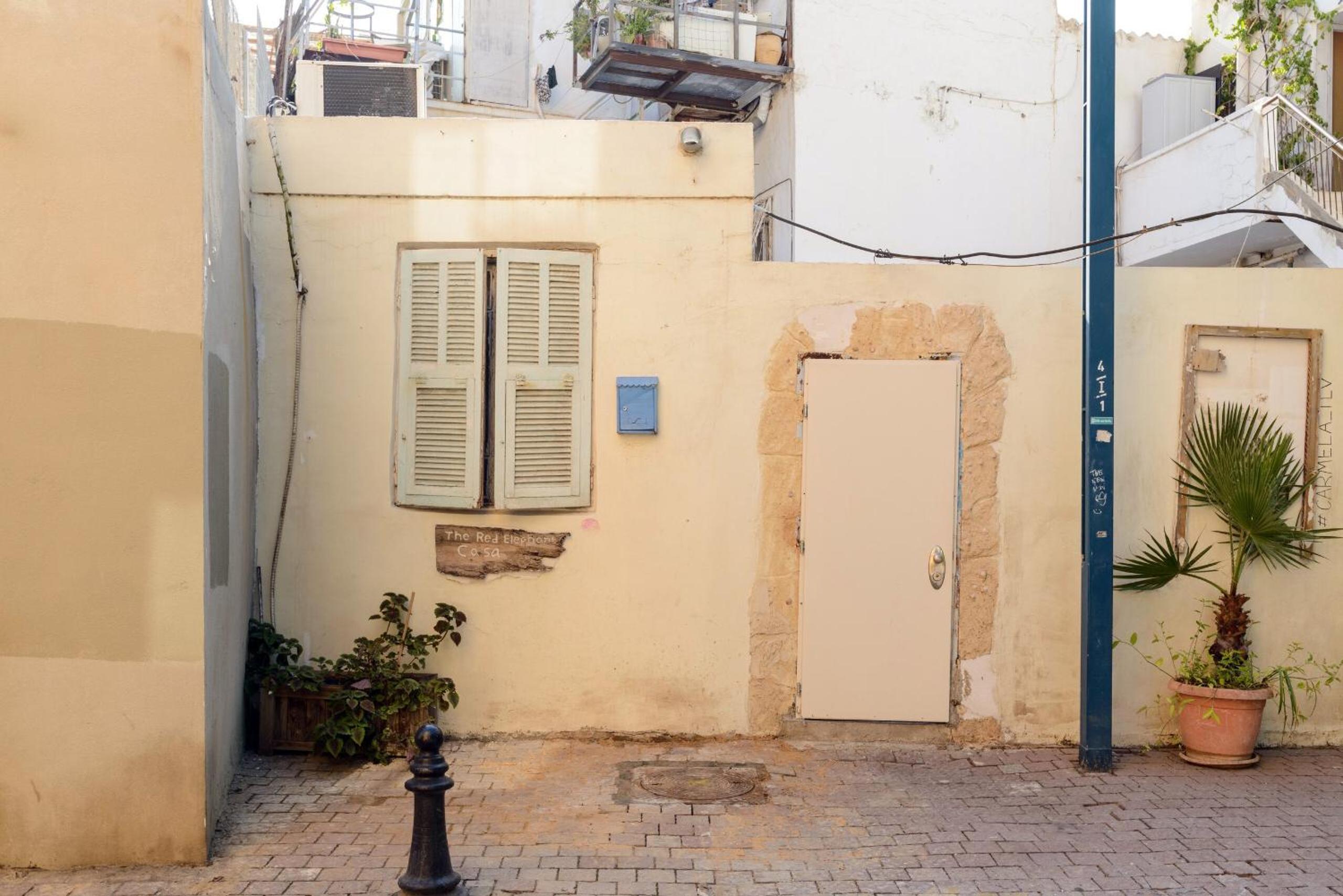 Apartment with Balcony - Photo 4
