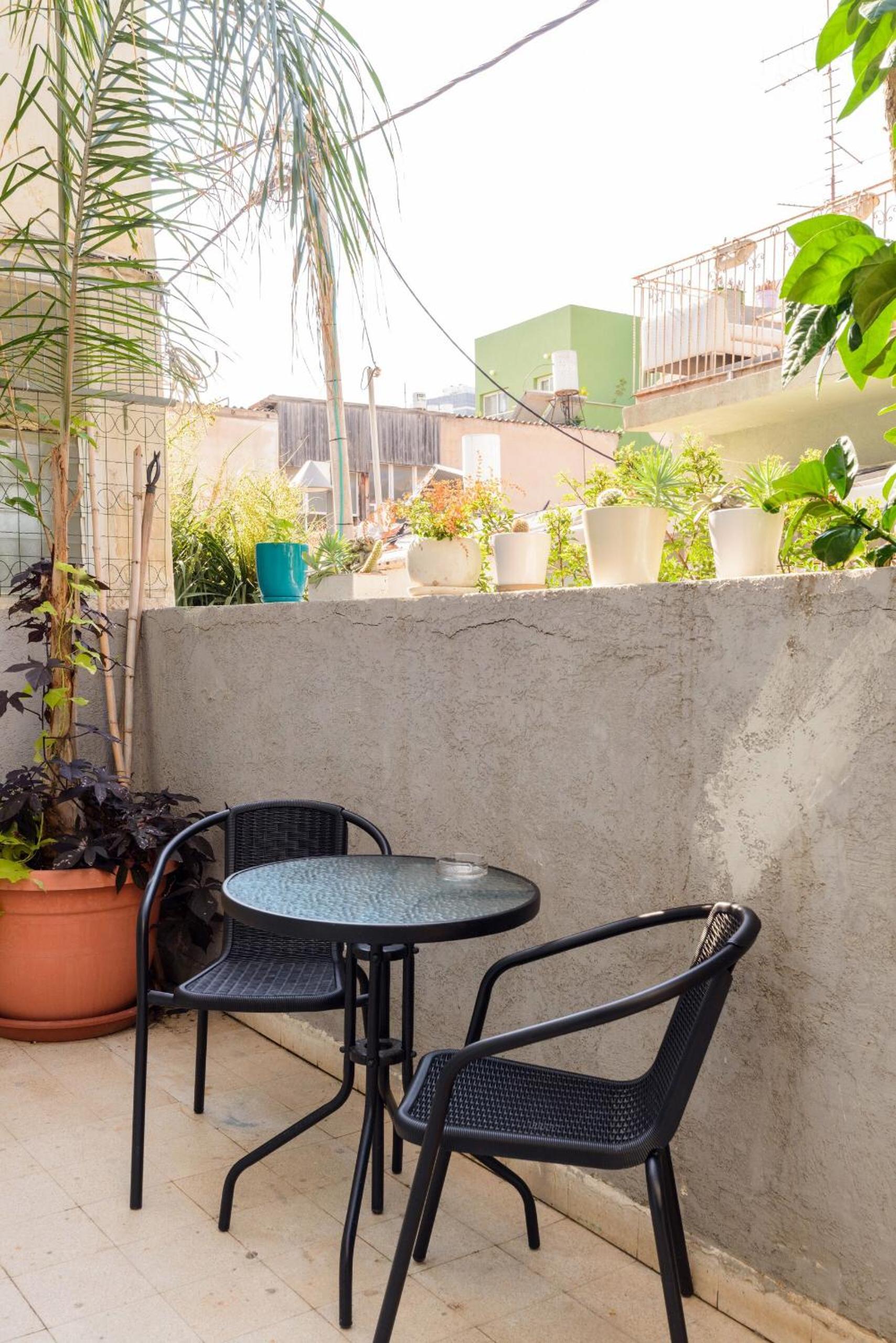 Apartment with Balcony - Photo 5