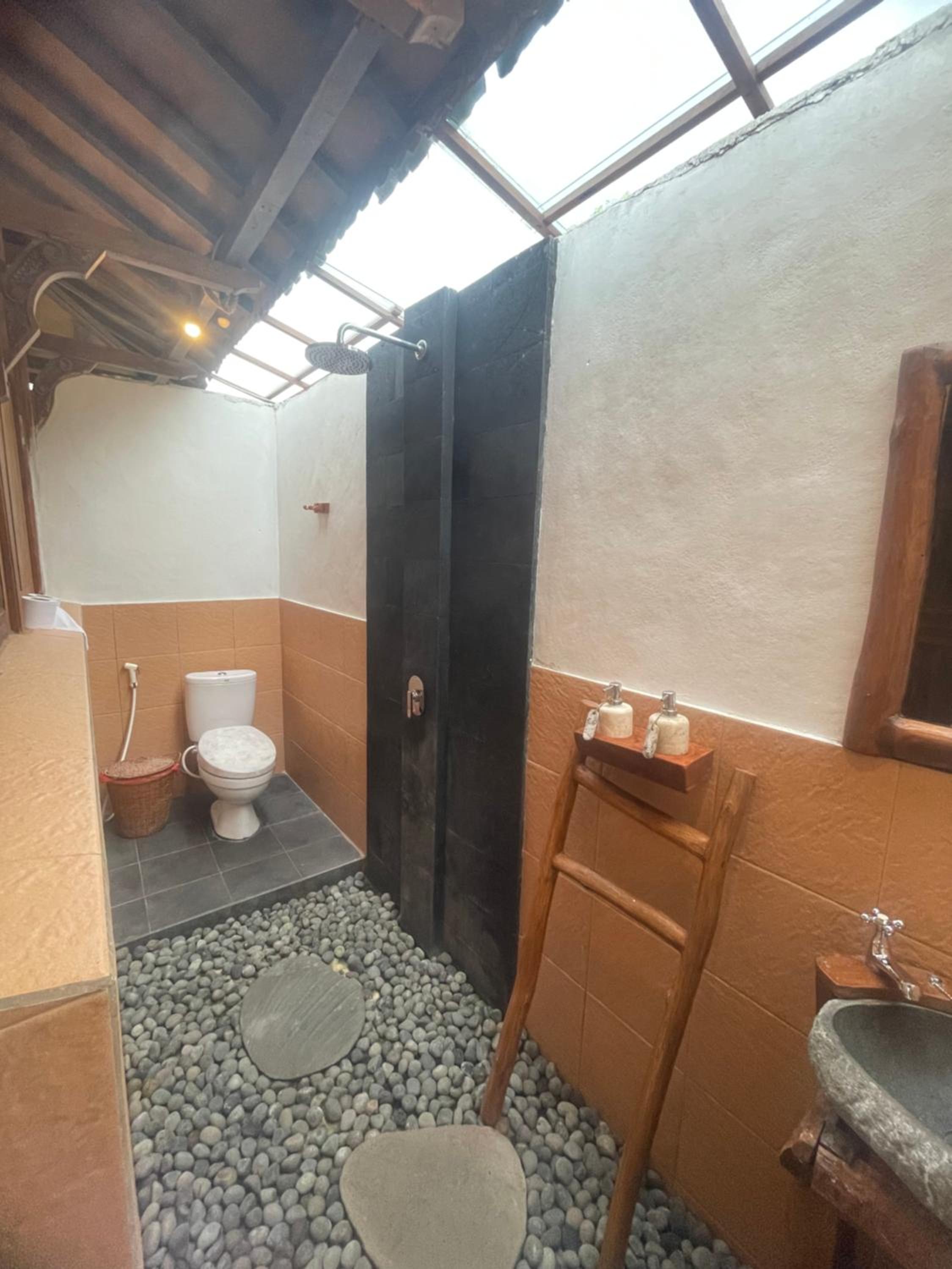 Deluxe Double Room with Balcony - Photo 17