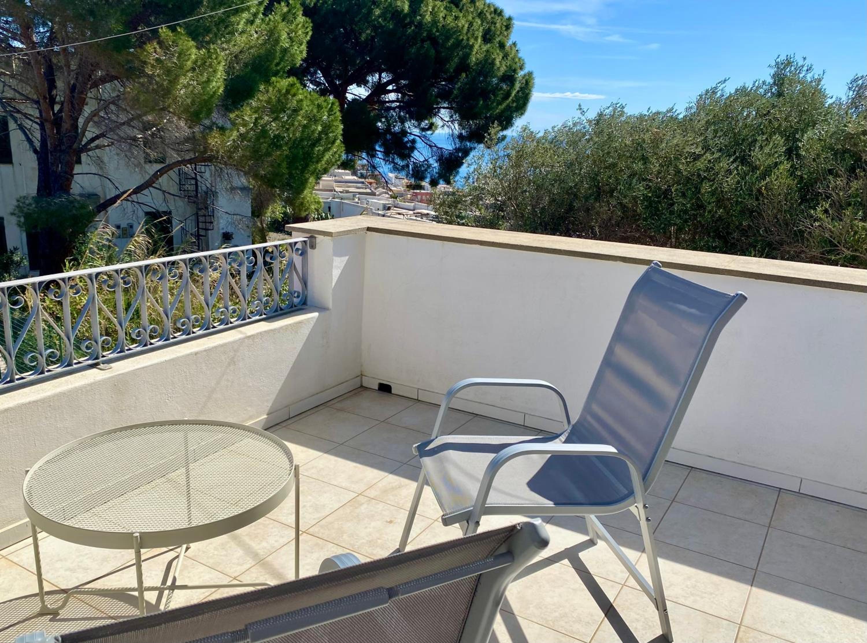 Deluxe Double Room with Balcony and Sea View photo 3