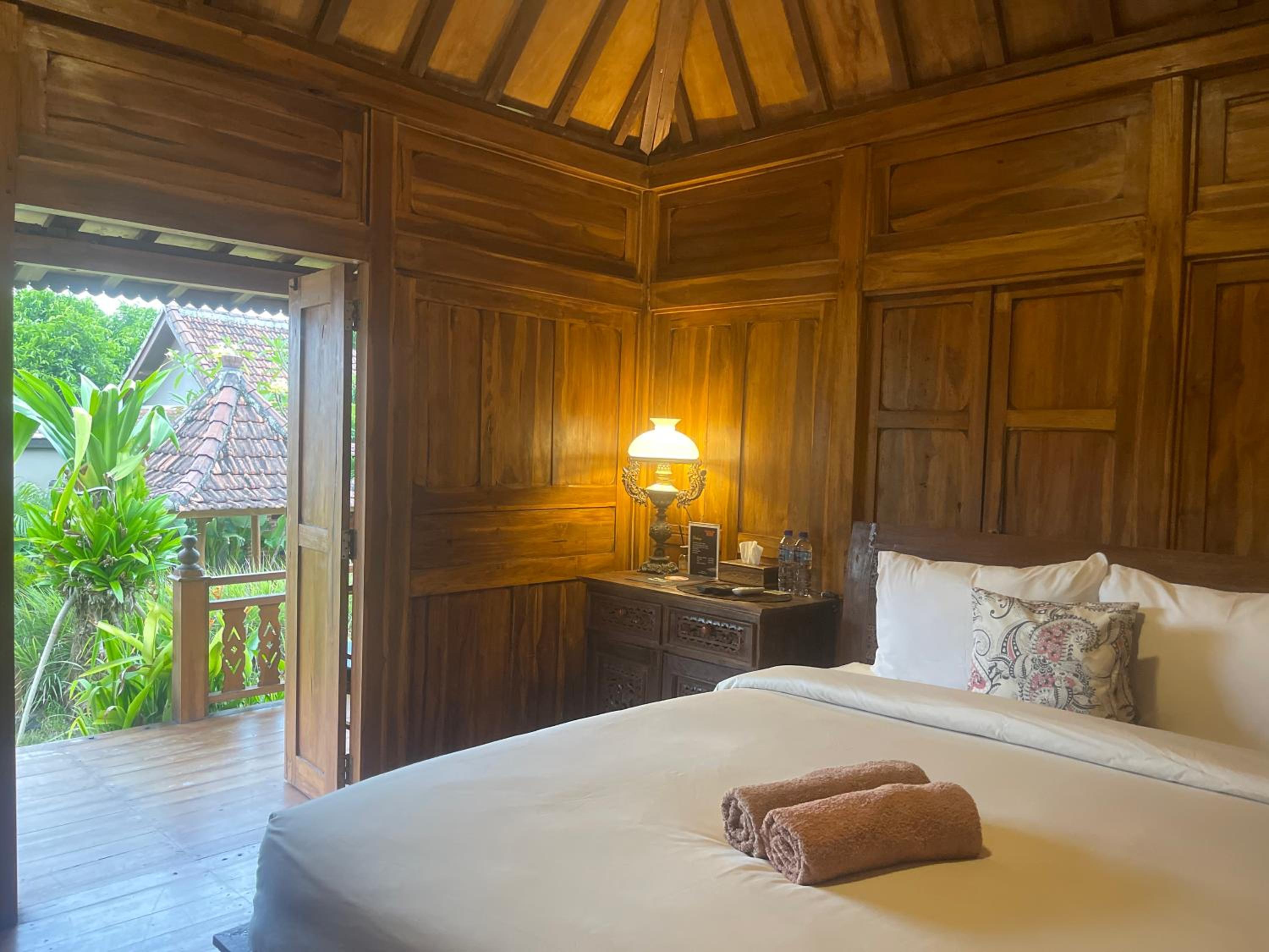 Deluxe Double Room with Balcony - Photo 12