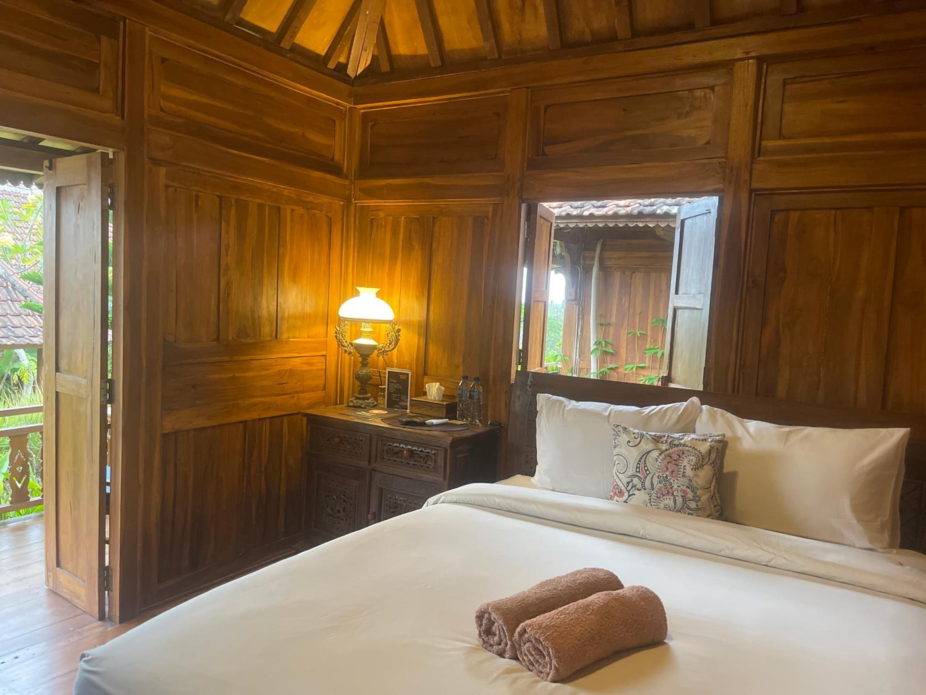 Deluxe Double Room with Balcony - Photo 11