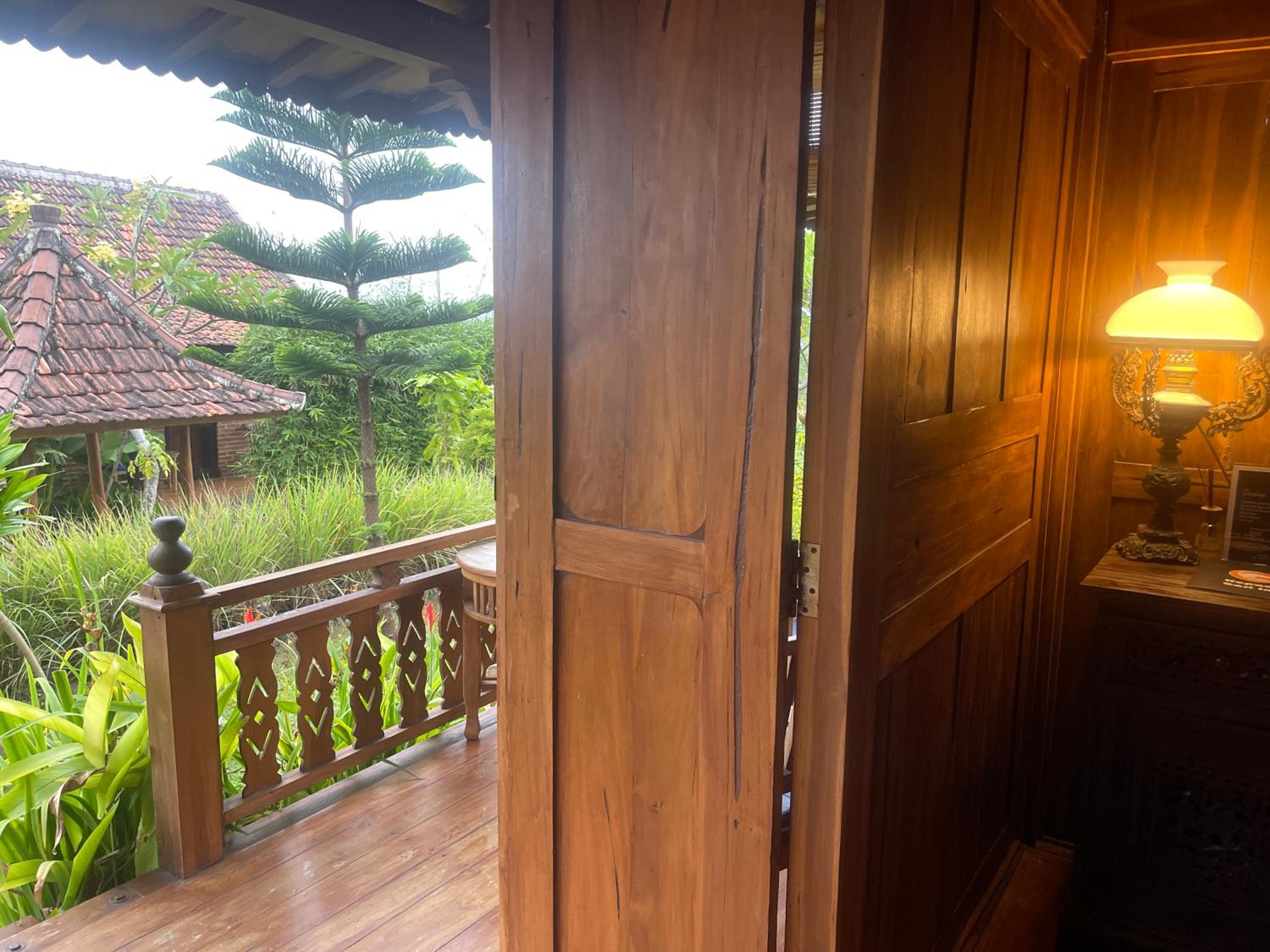 Deluxe Double Room with Balcony - Photo 10