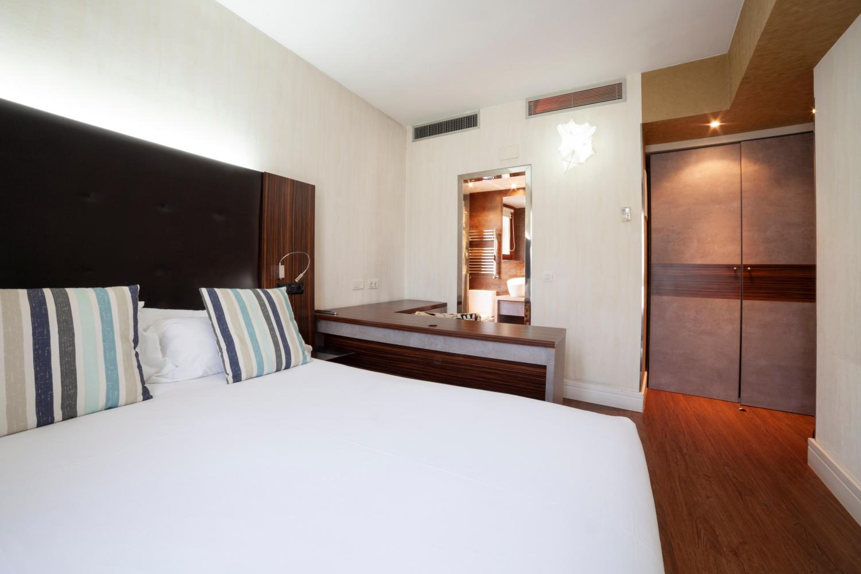 Double Room - Photo 9