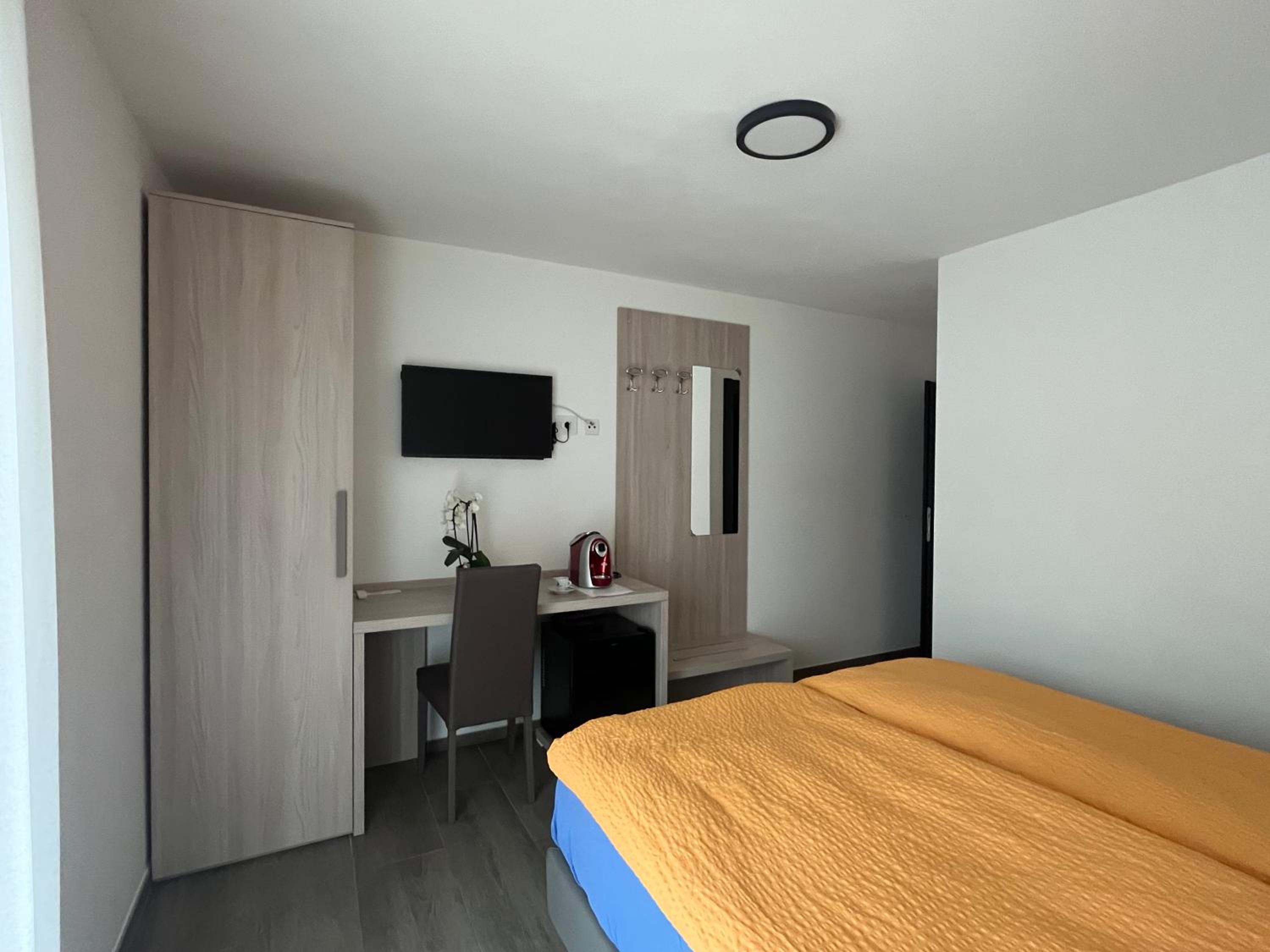 Standard Double Room - Photo 4