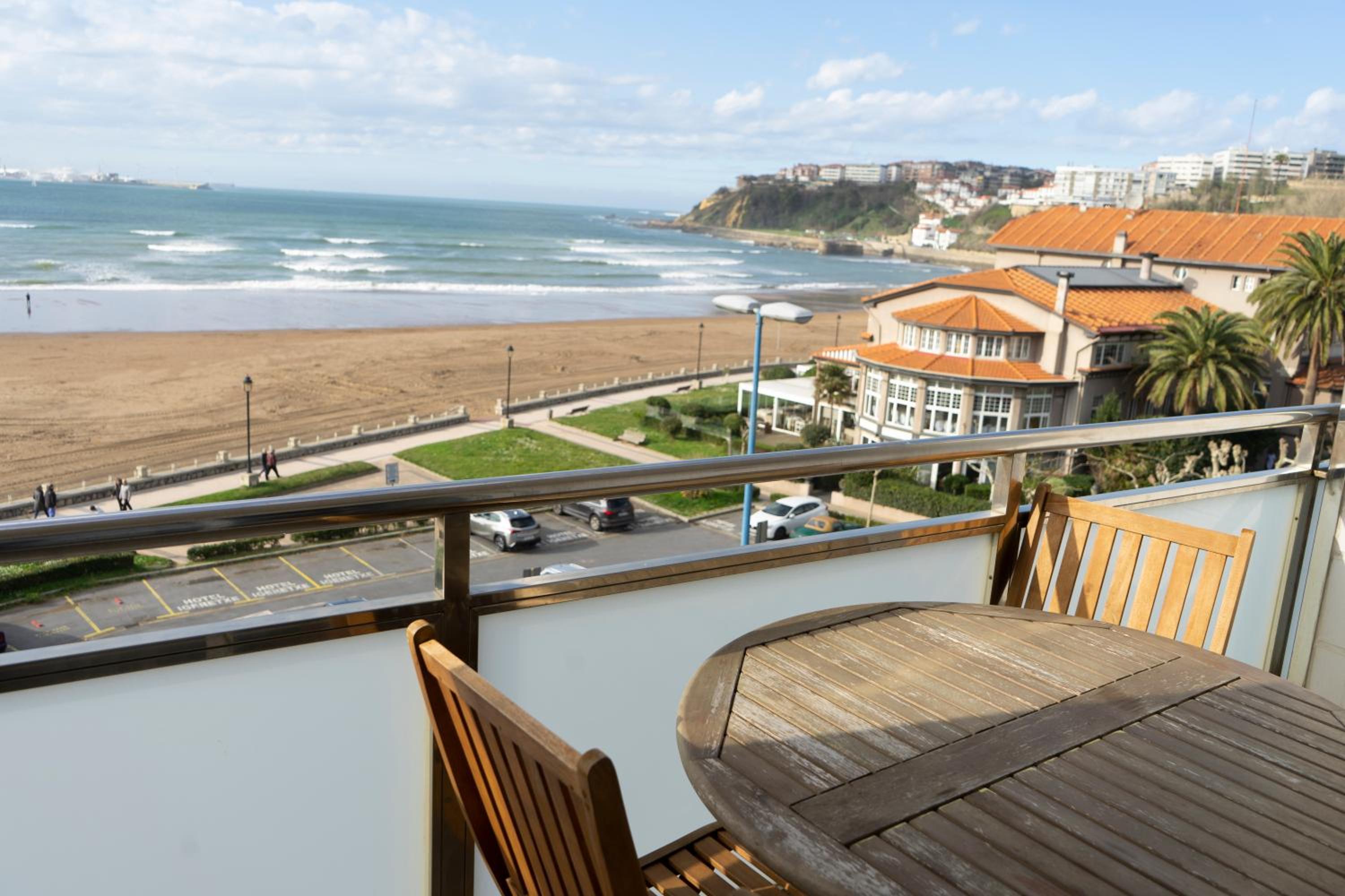 Superior Room with Balcony - Photo 8