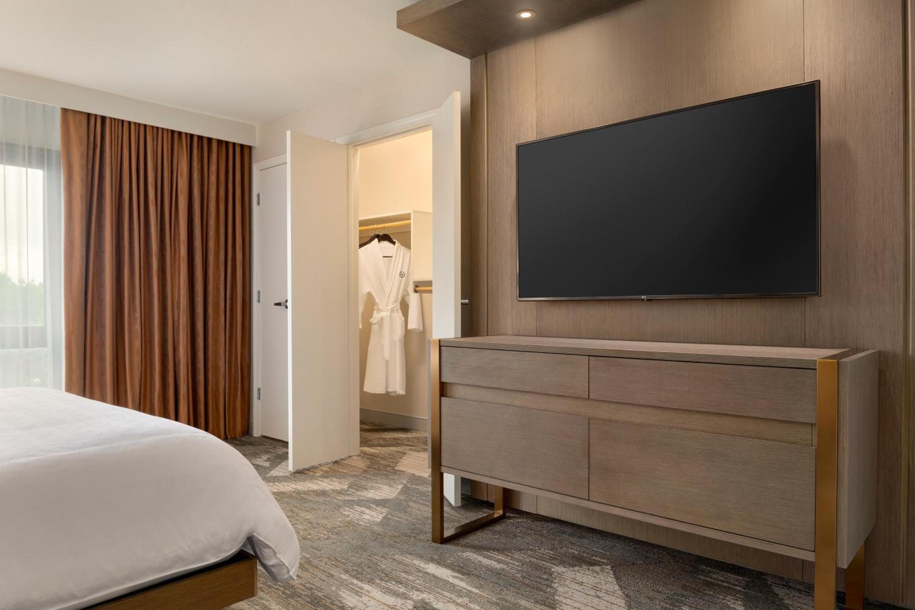 Club Level, Suite, 1 King, Sofa Bed - Photo 6