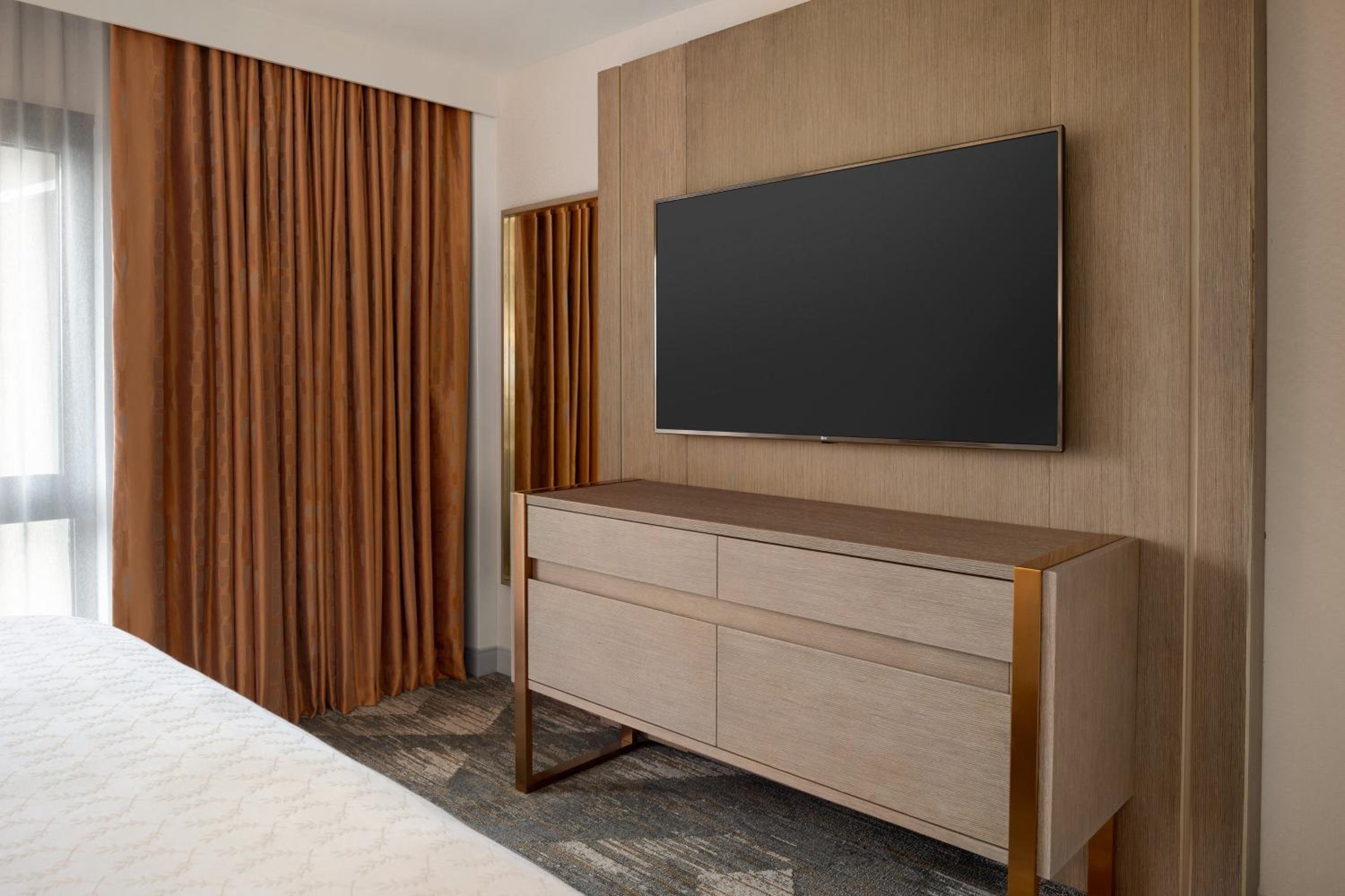 Club Level, Suite, 1 King, Sofa Bed - Photo 7