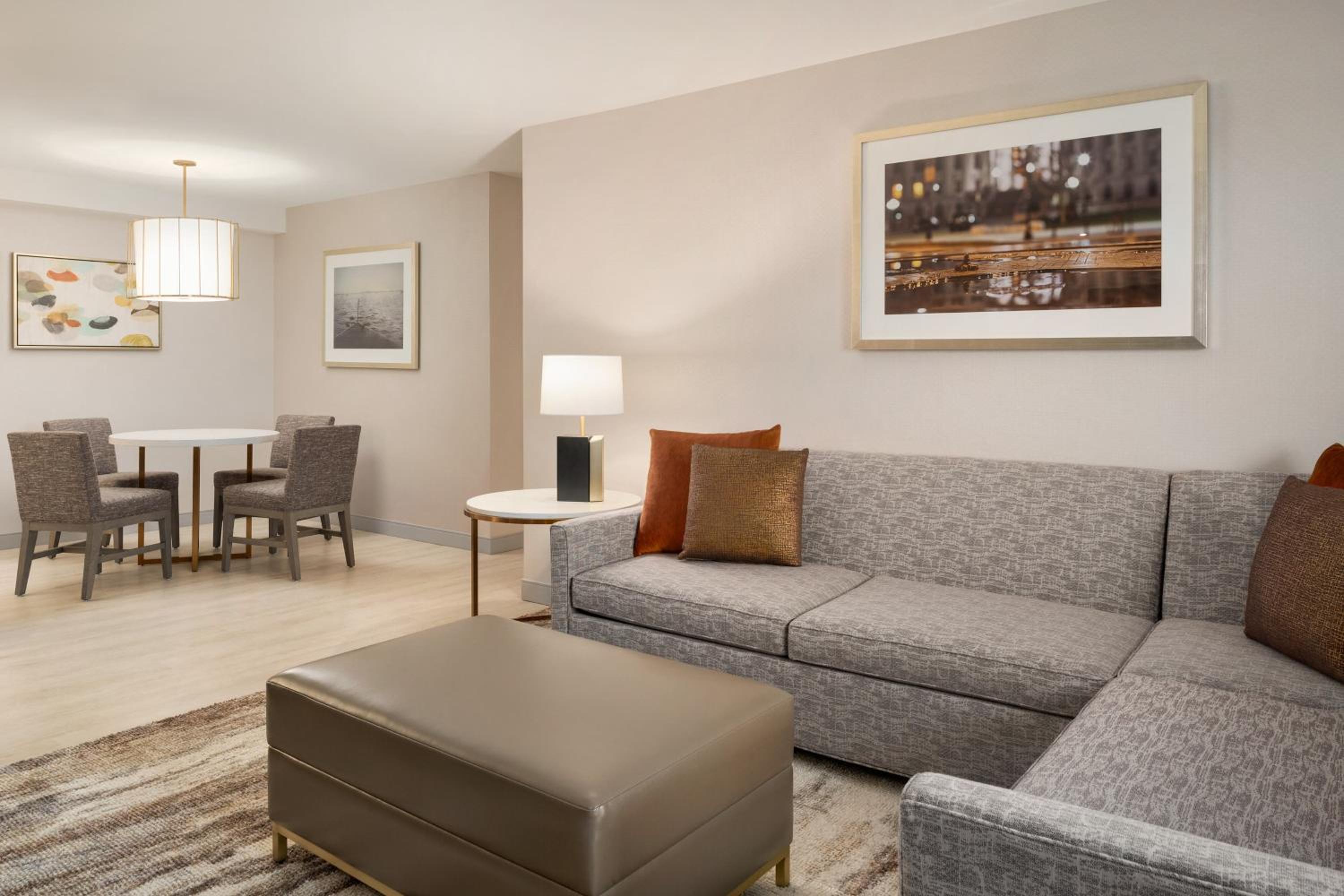 Club Level, Suite, 1 King, Sofa Bed - Photo 8