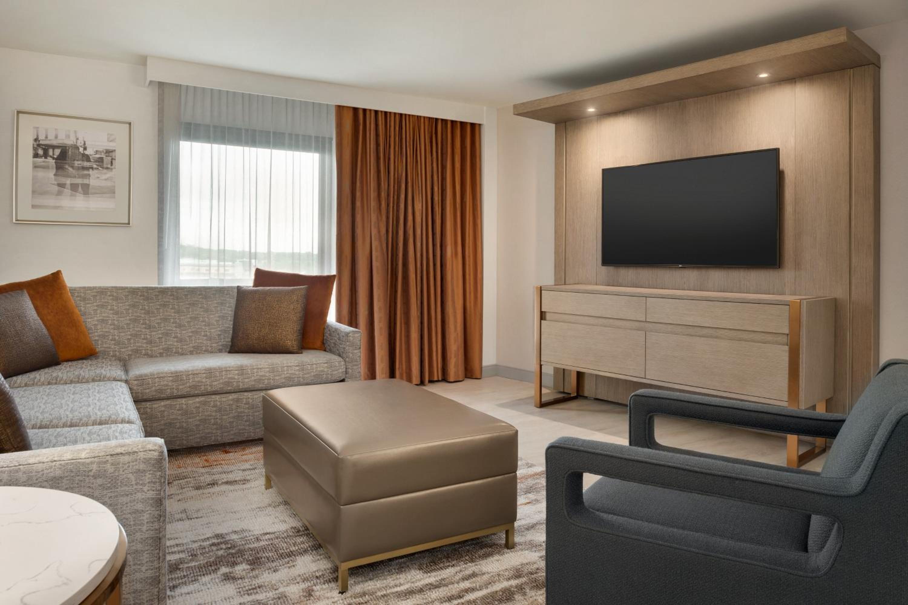 Club Level, Suite, 1 King, Sofa Bed - Photo 9