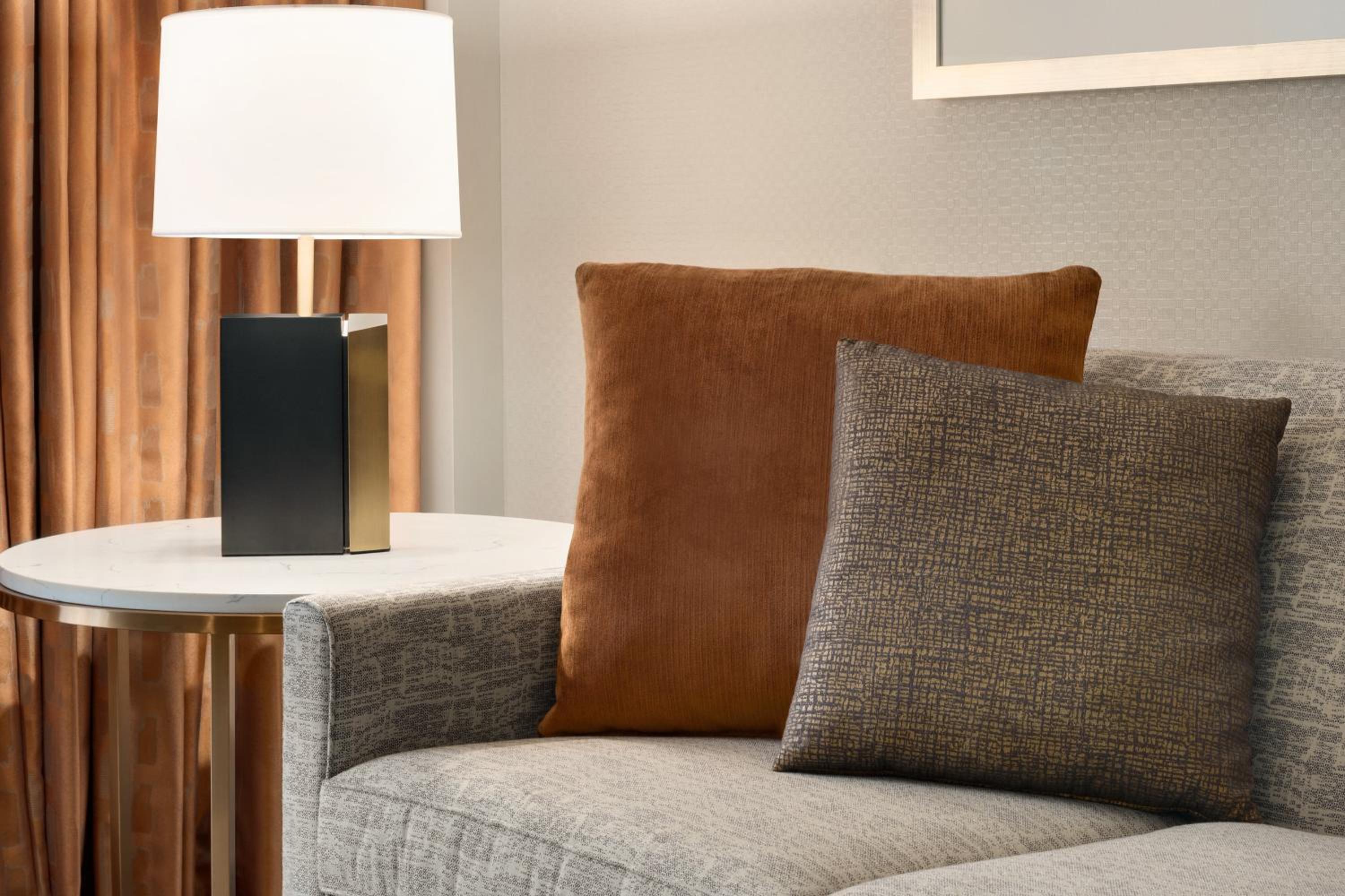 Club Level, Suite, 1 King, Sofa Bed - Photo 10