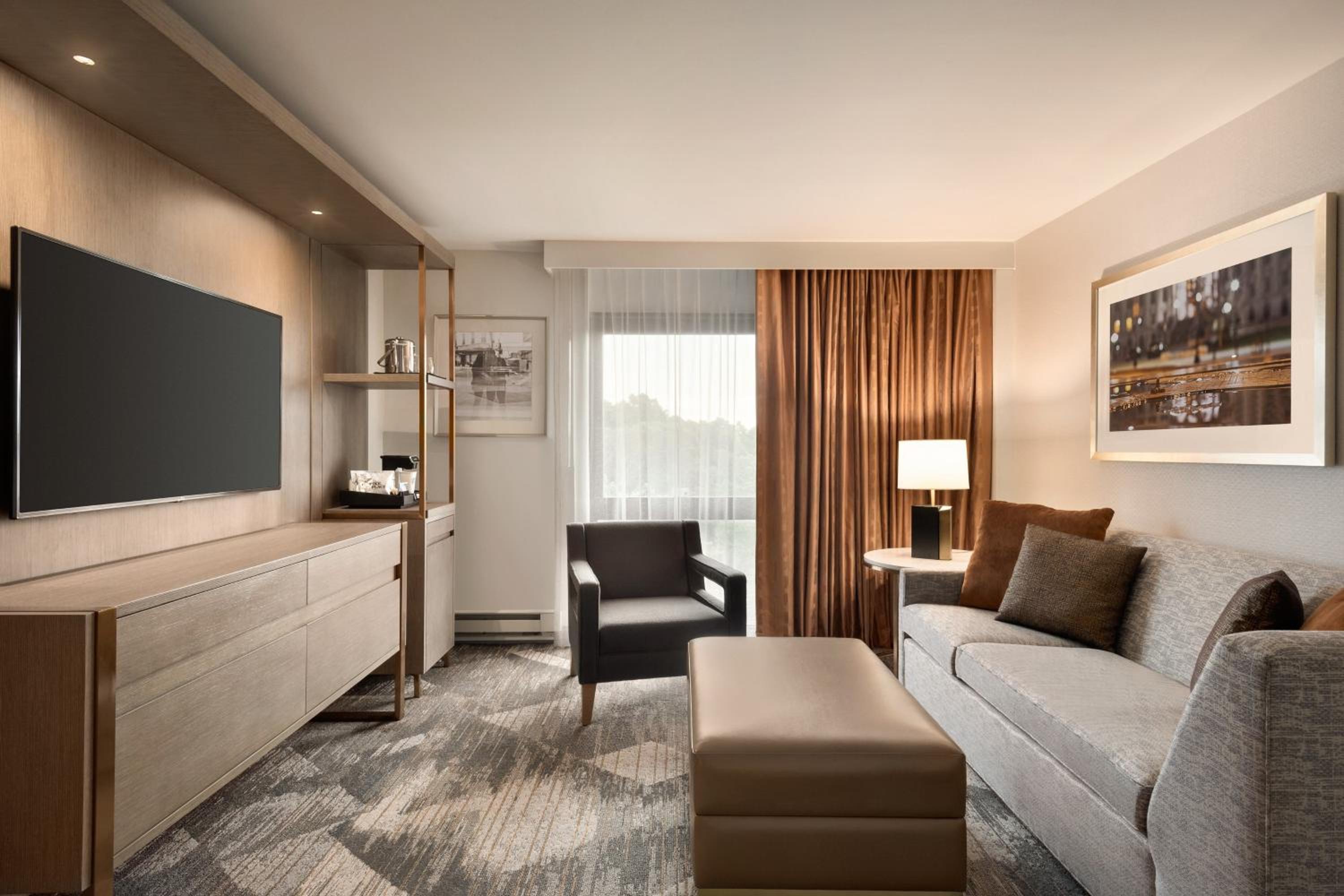 Club Level, Suite, 1 King, Sofa Bed - Photo 12