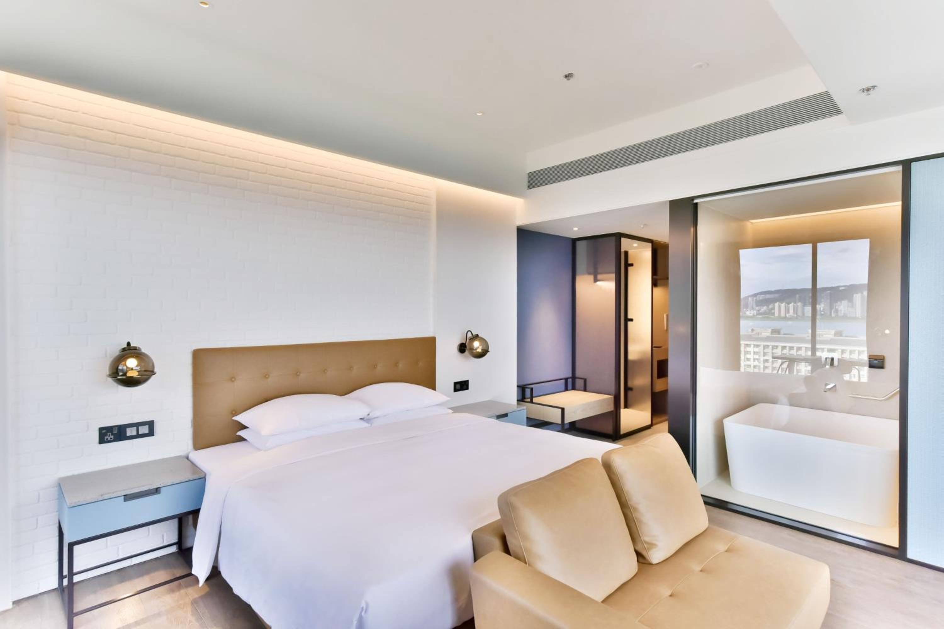 Premium King Room photo 3