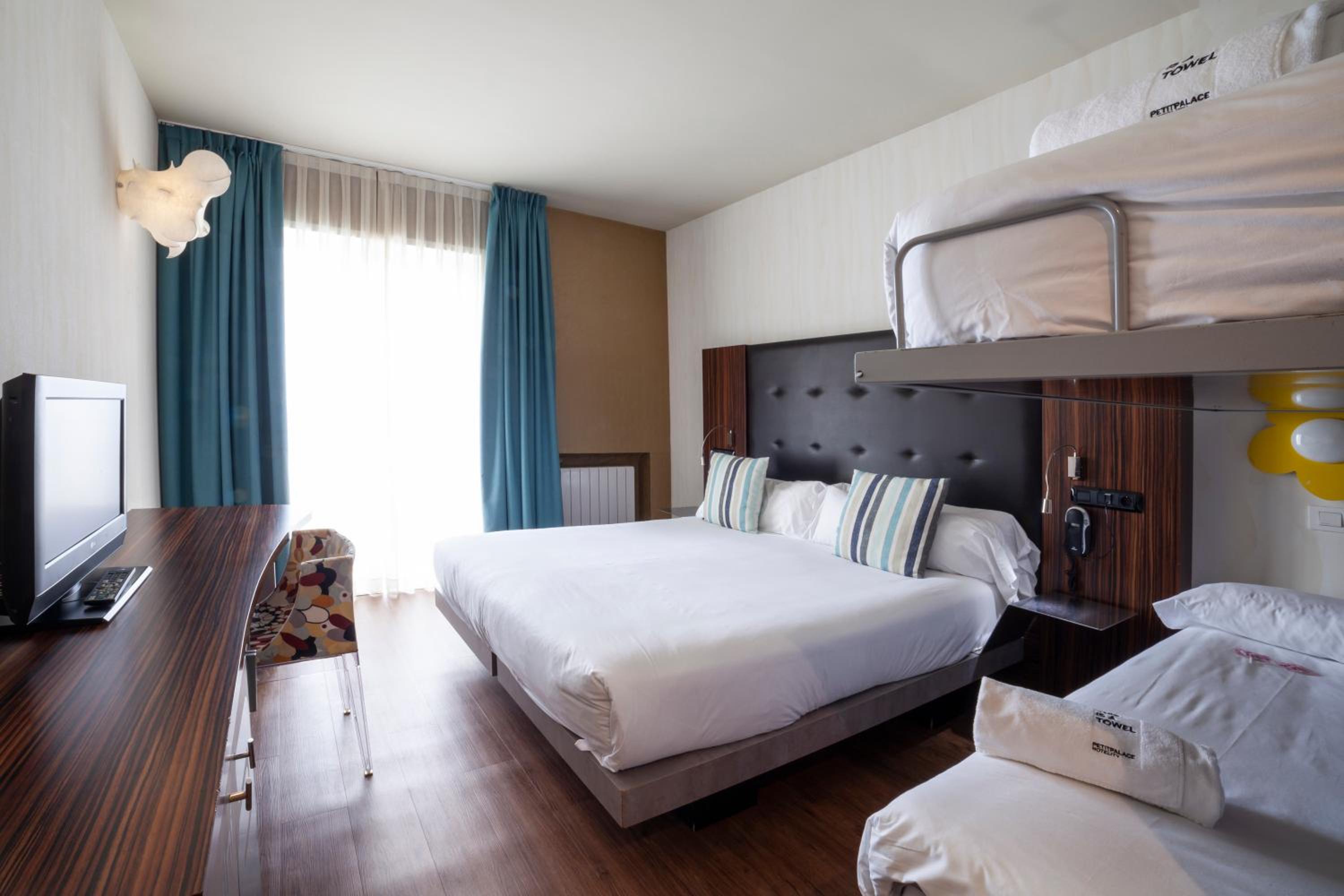 Quadruple Room with Sea View  - Photo 7