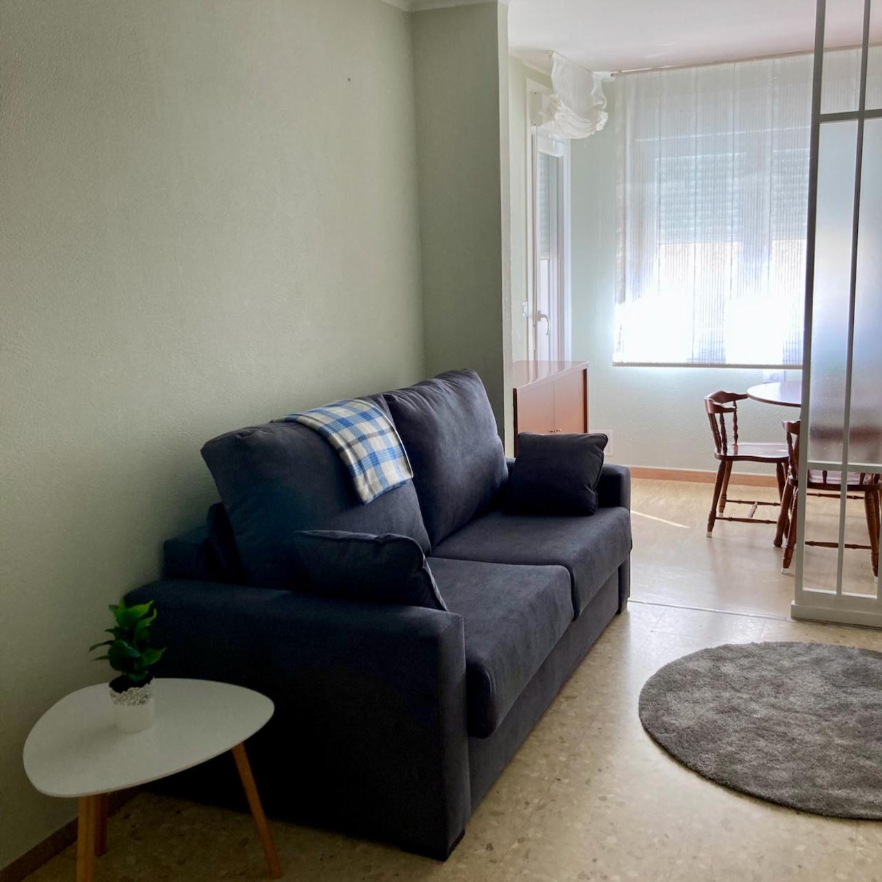 Apartamento de una habitación con balcón