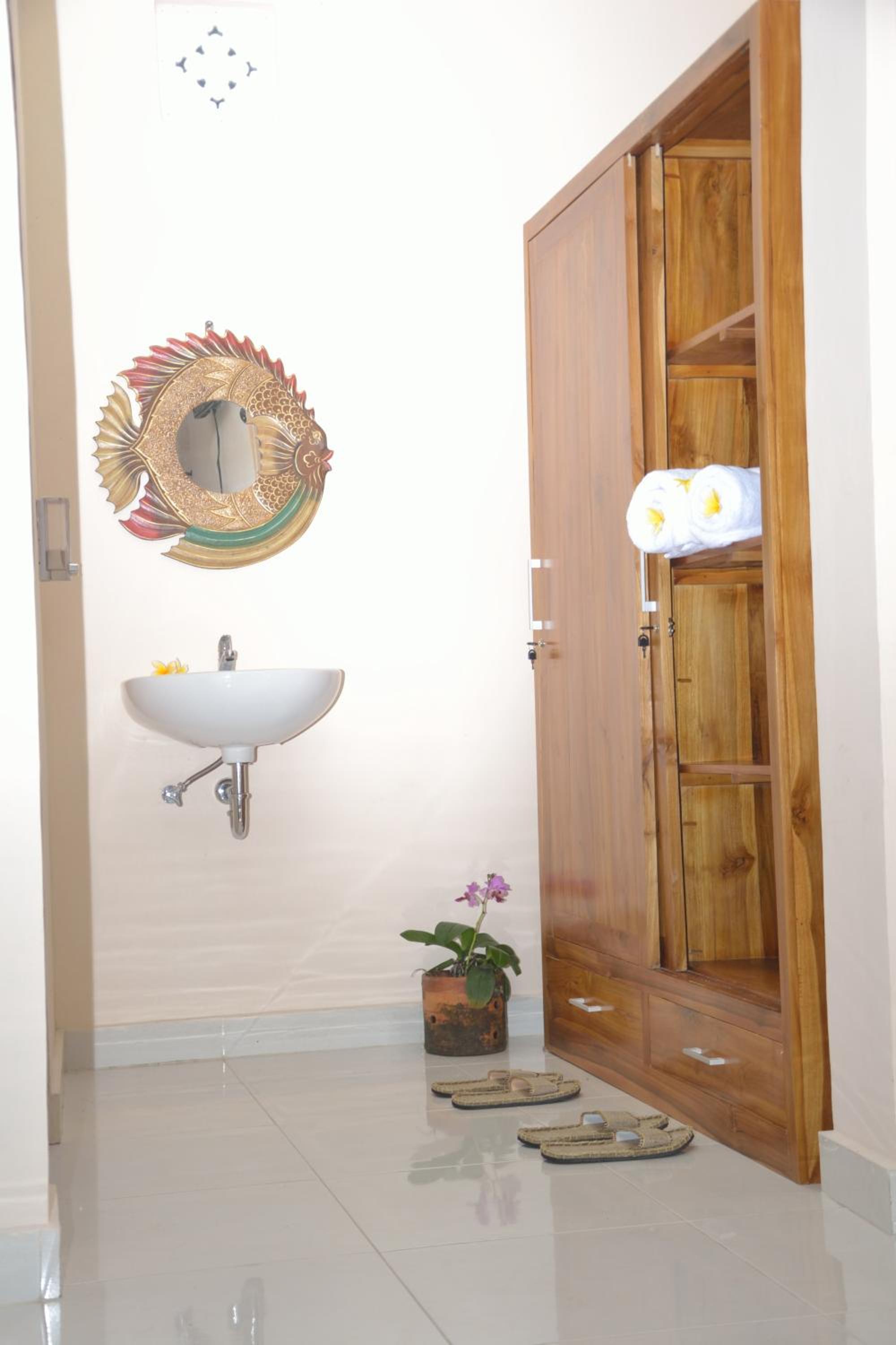 Deluxe Double Room with Balcony - Photo 11
