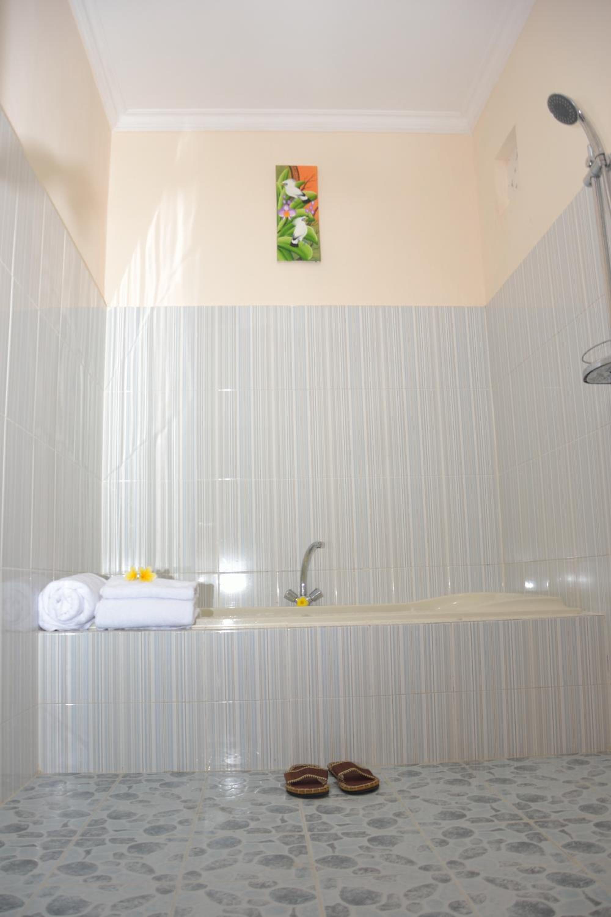 Deluxe Double Room with Balcony - Photo 12