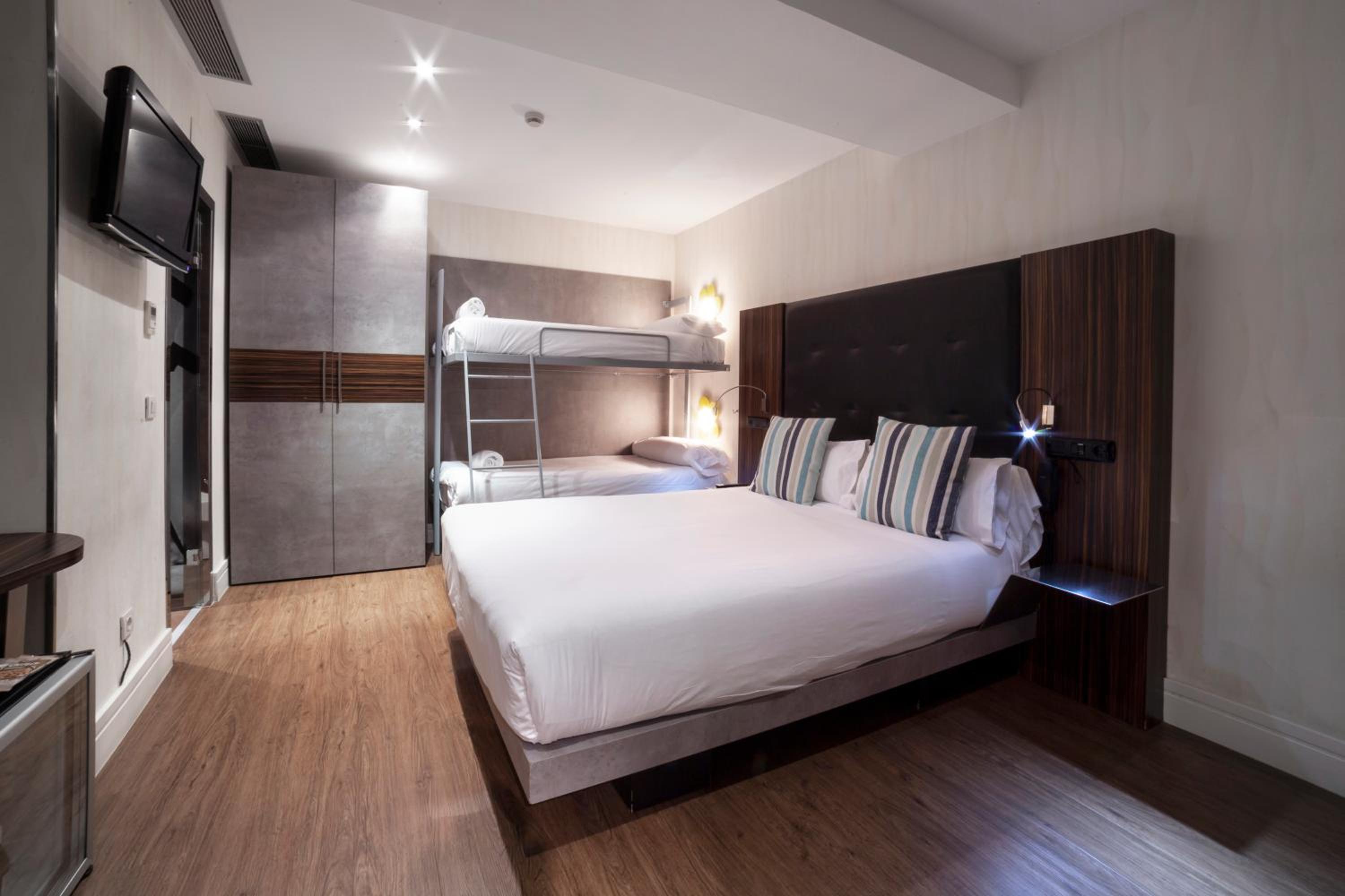 Quadruple Room Interior ( 4 Adults )   - Photo 4