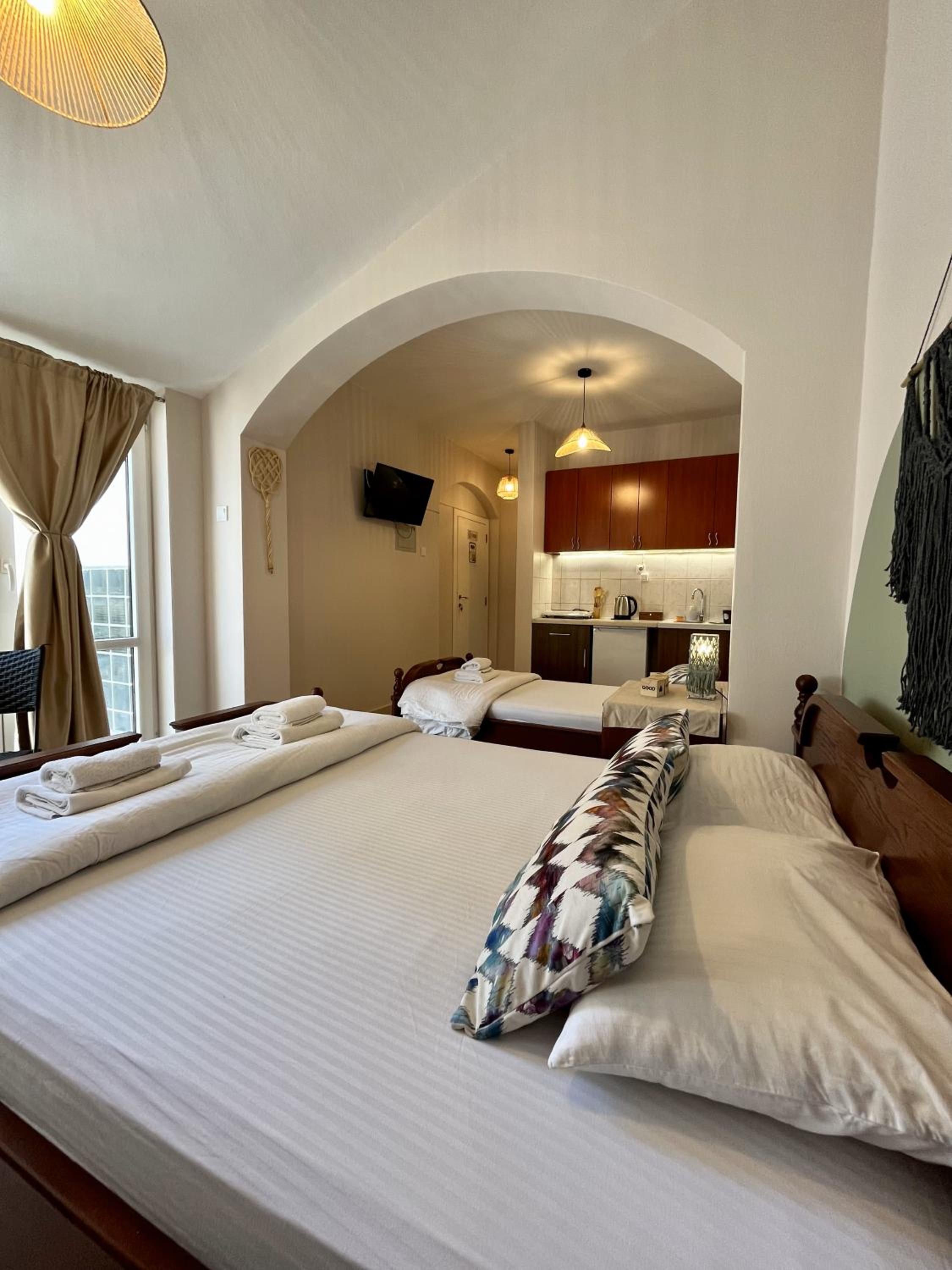 Deluxe Triple Studio with balcony - Photo 11