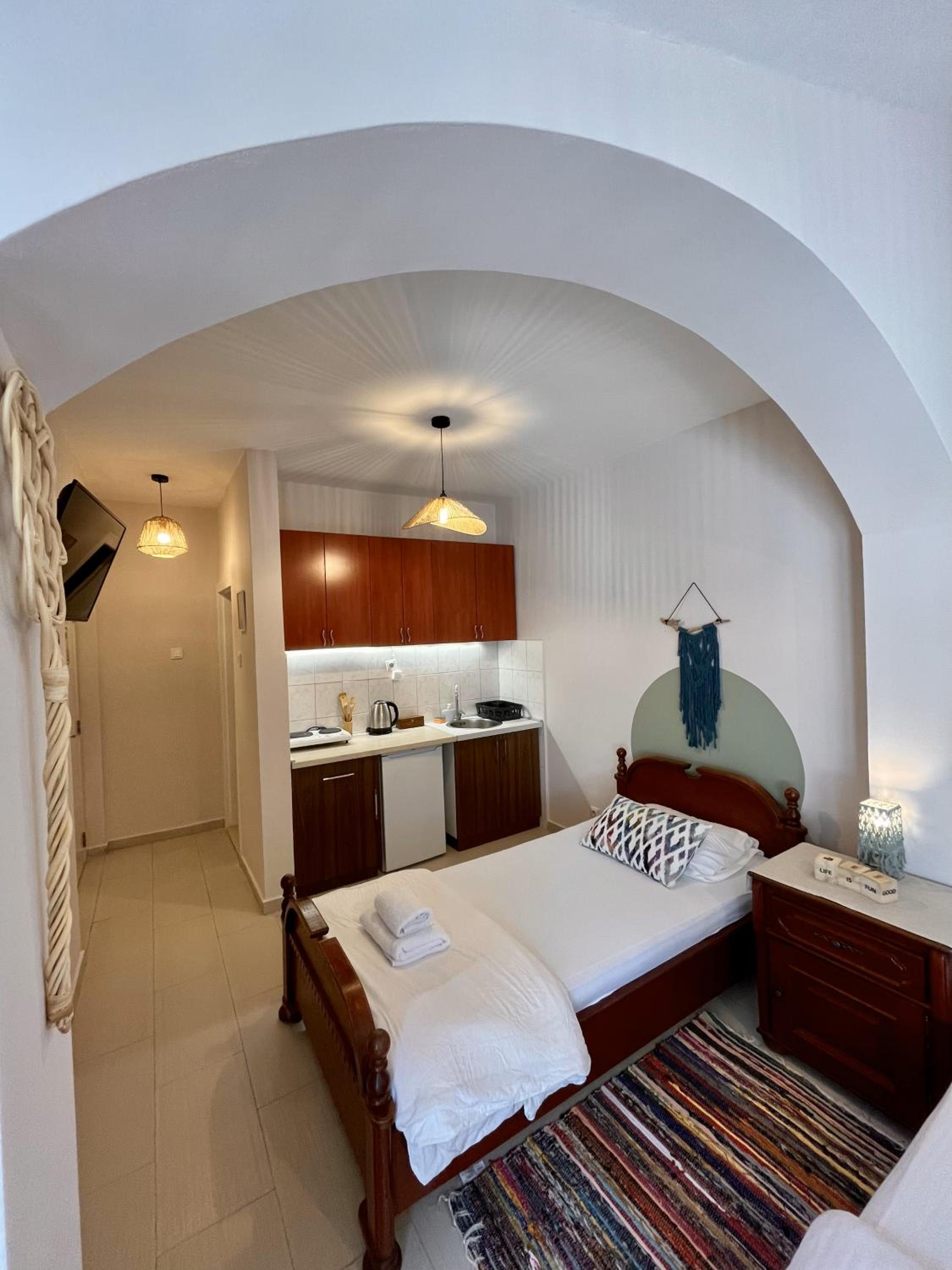 Deluxe Triple Studio with balcony - Photo 12
