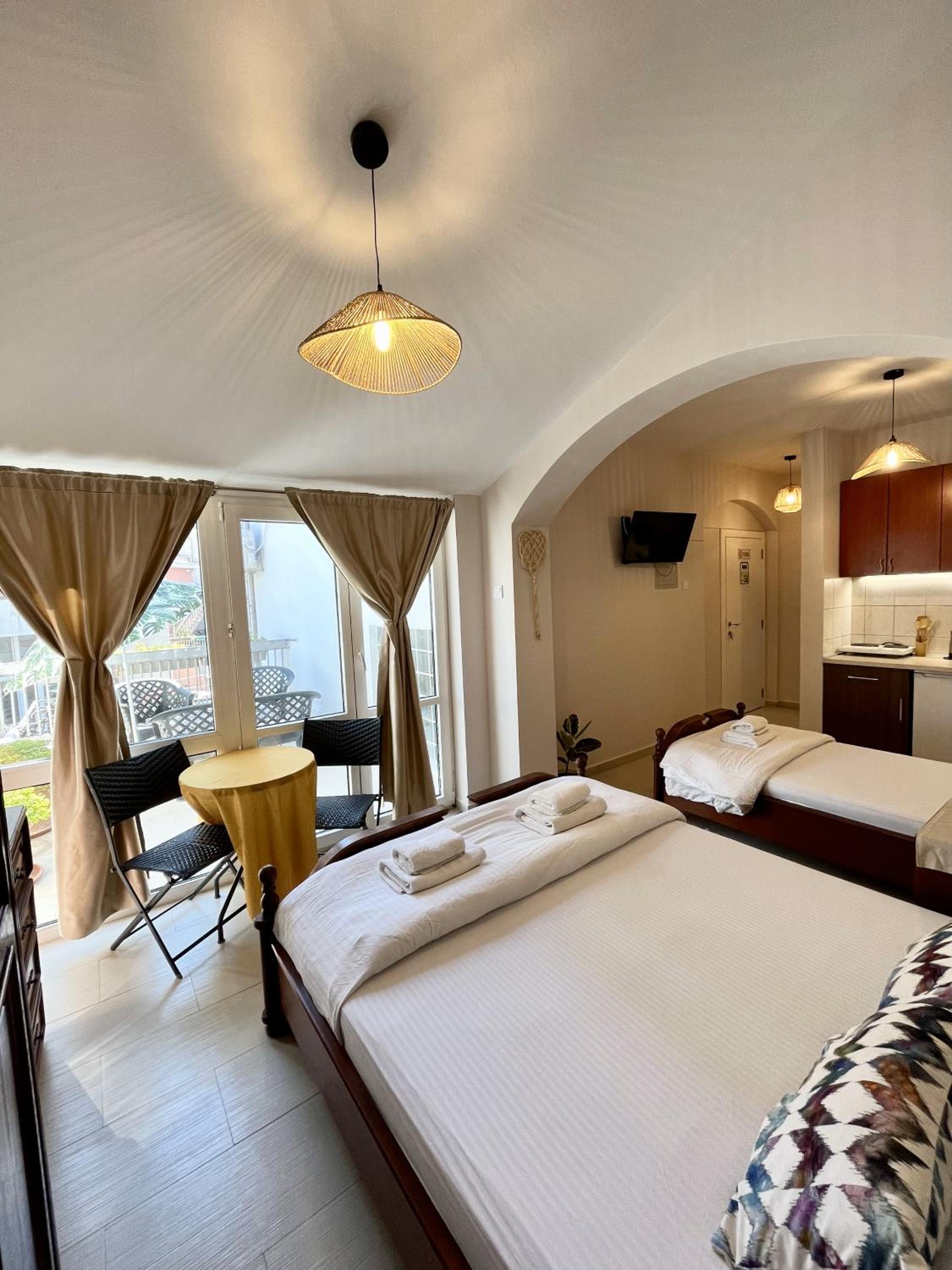 Deluxe Triple Studio with balcony - Photo 4