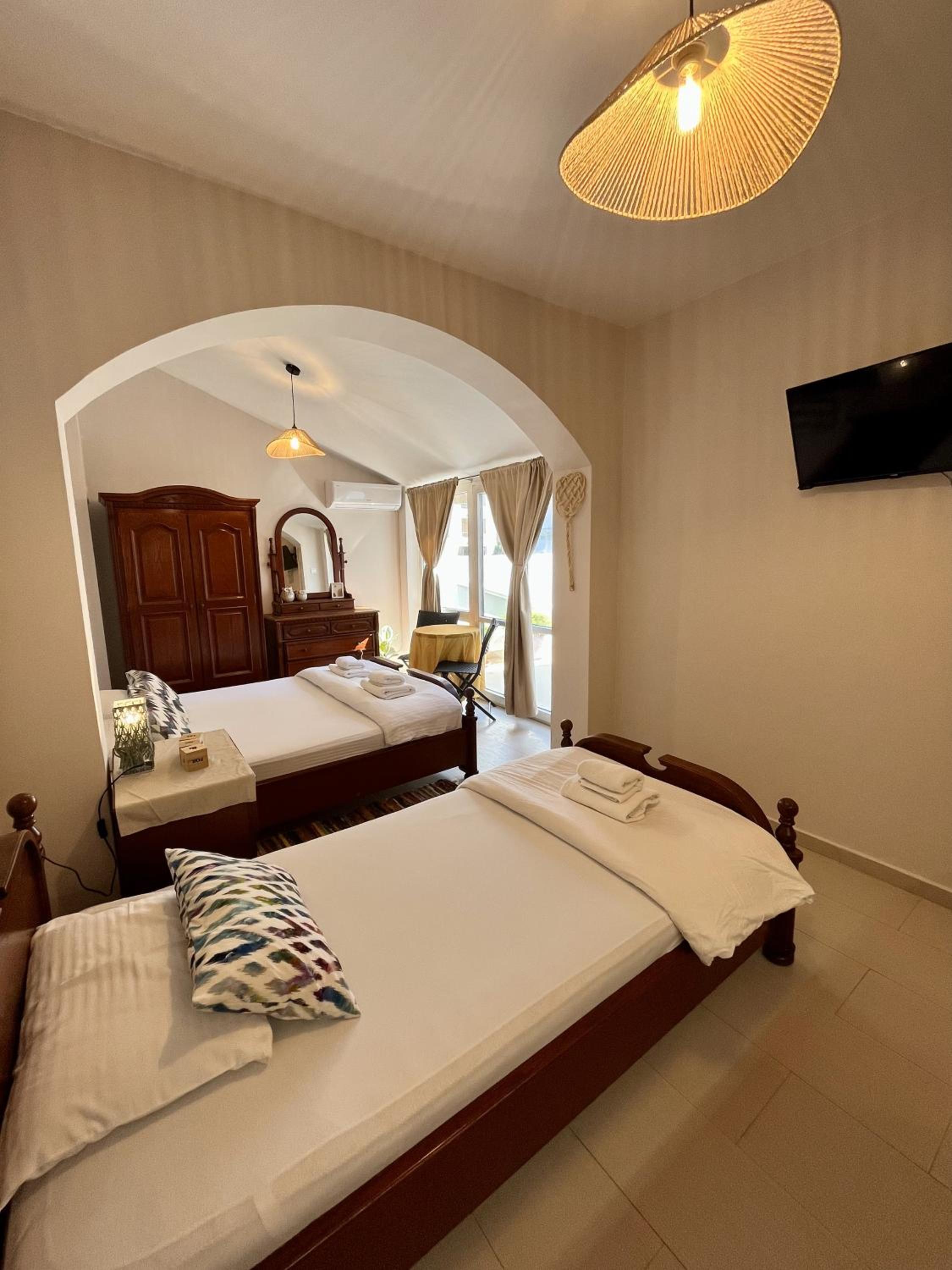 Deluxe Triple Studio with balcony - Photo 2