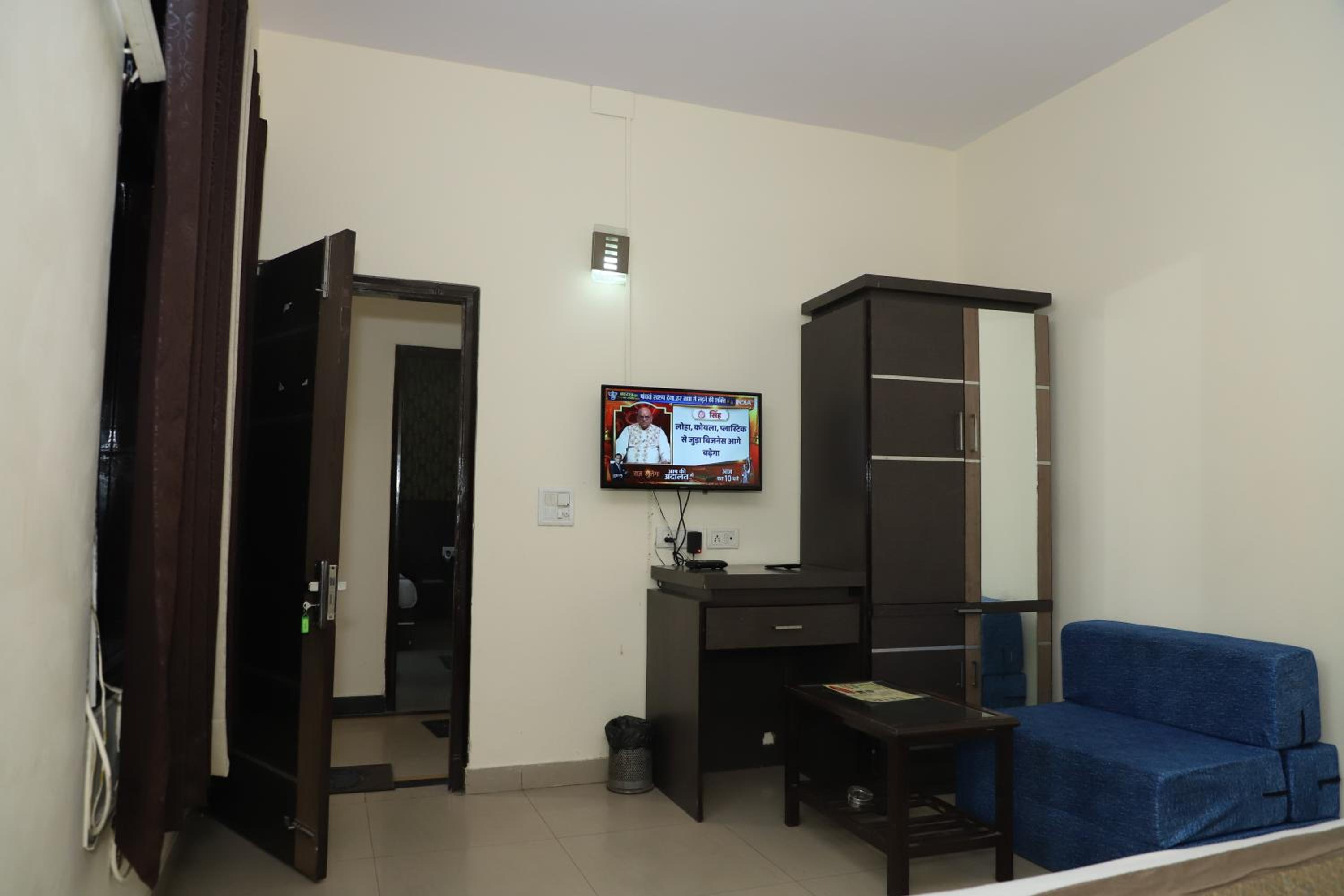 Deluxe Double Room with Extra Bed - Photo 2