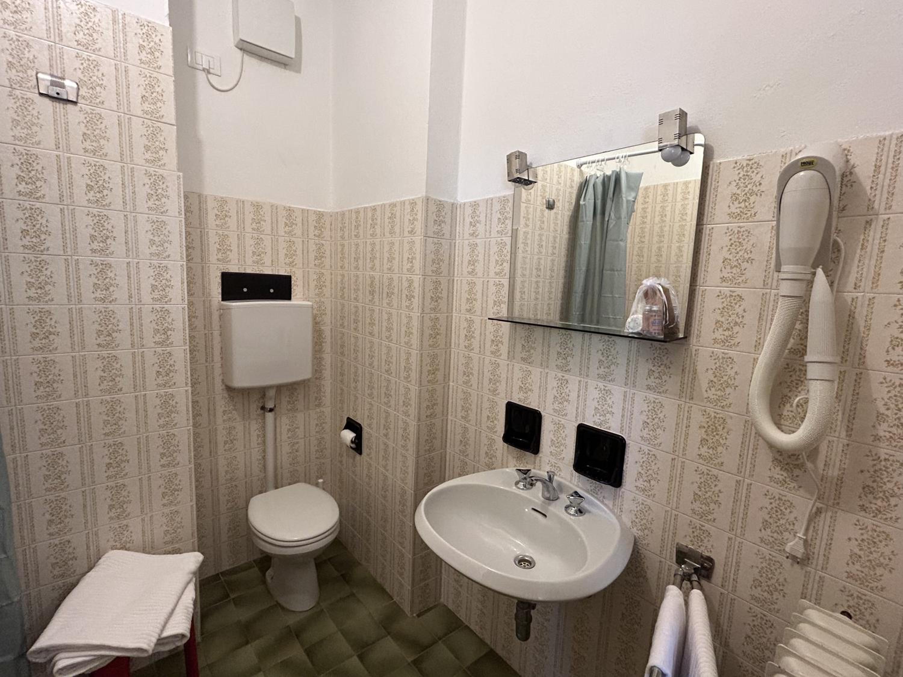Double or Twin Room - Photo 10