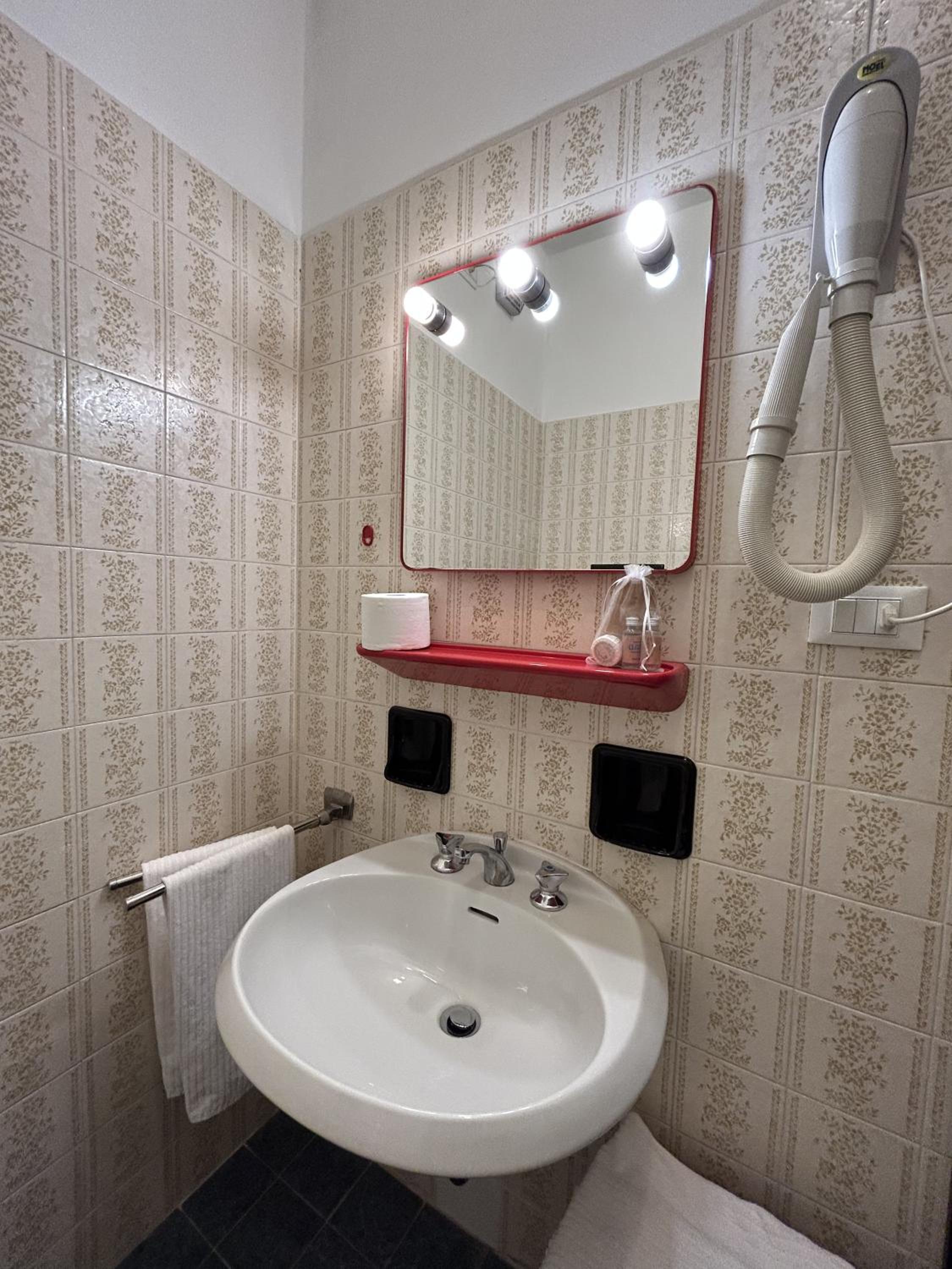 Double or Twin Room - Photo 7