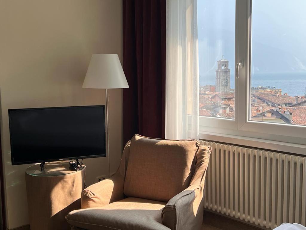 Double Room with Lake View - Photo 8