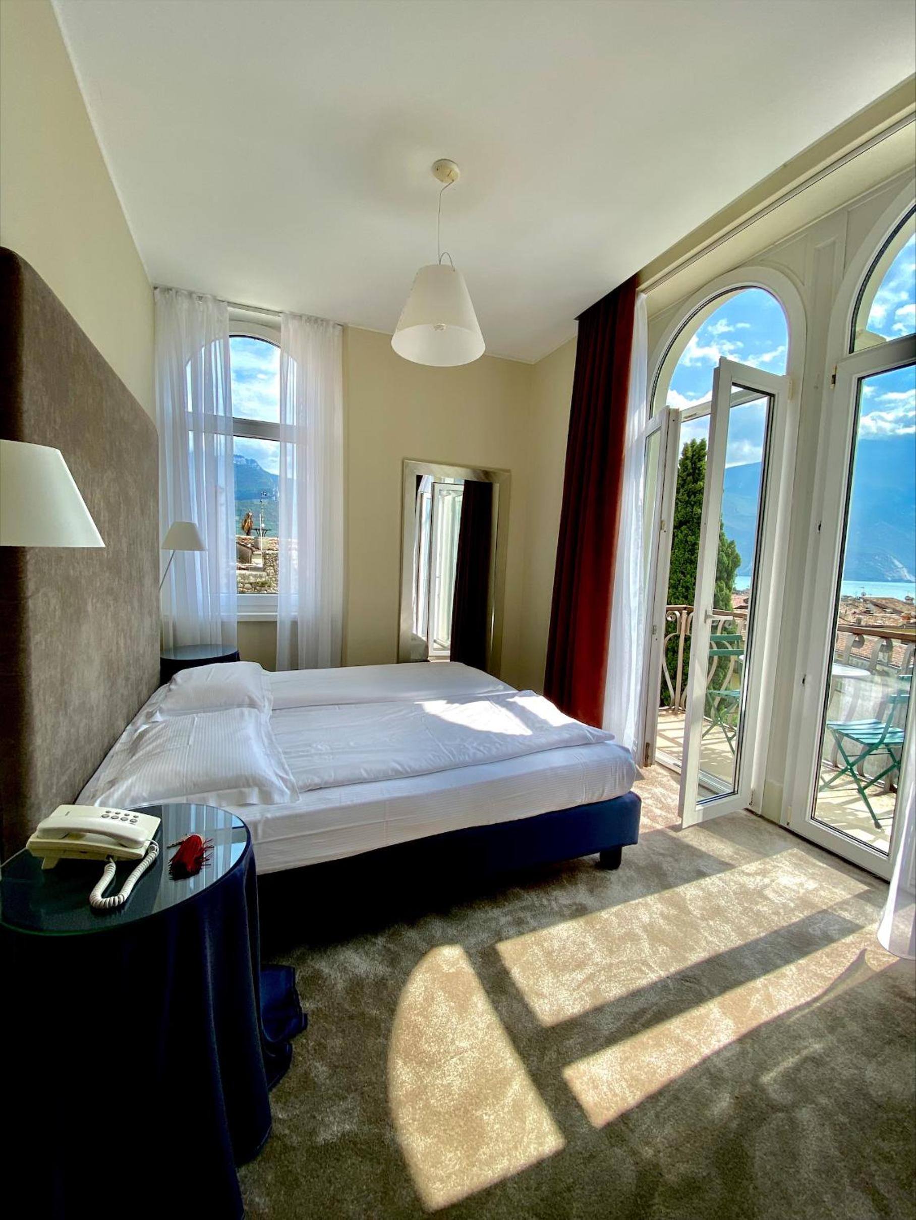 Prestige Double Room with Balcony and Lake View - Photo 9