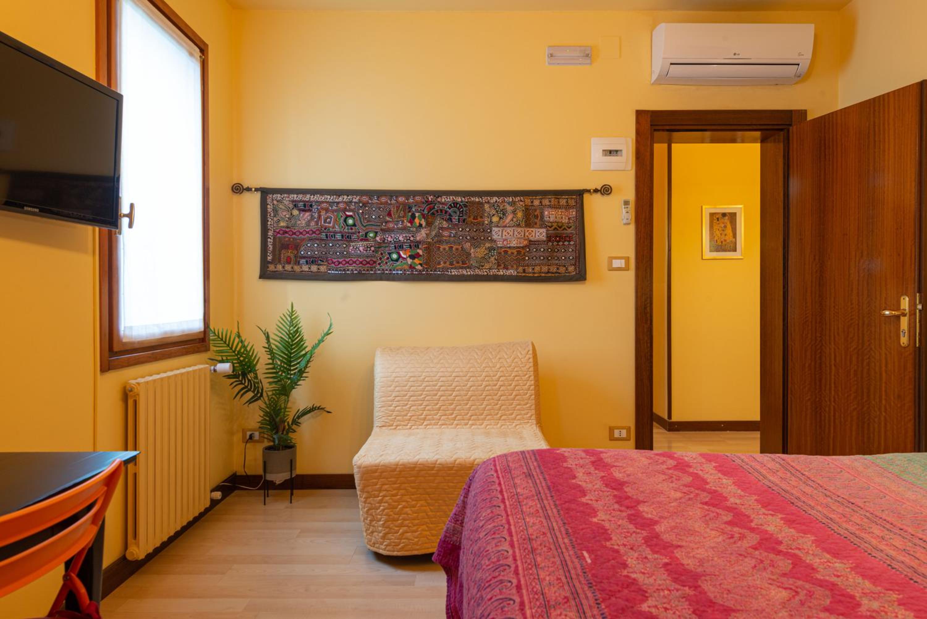 Deluxe Double Room with Private External Bathroom photo 2