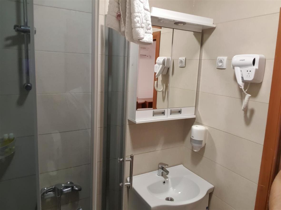 Double Room - Photo 11