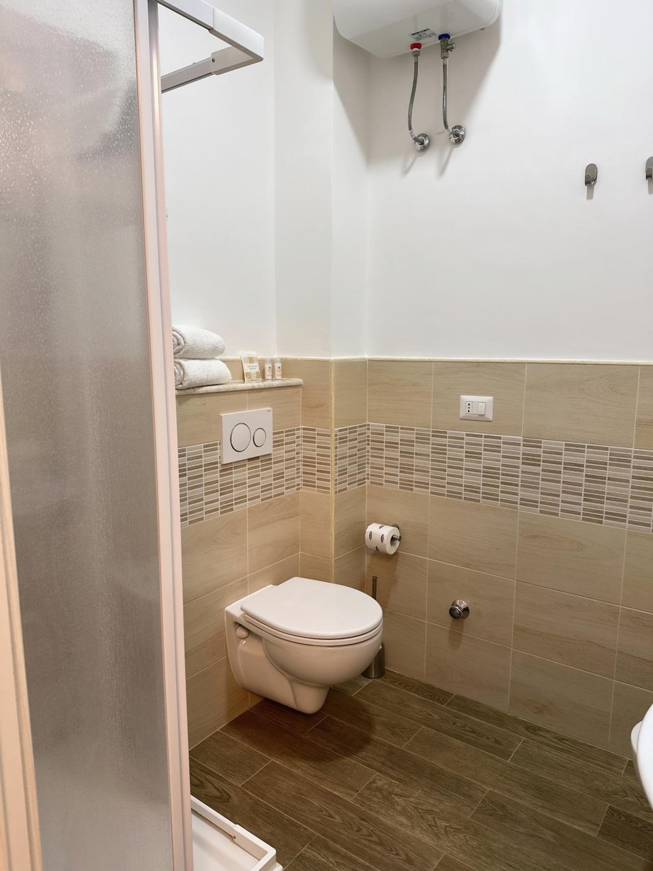 Economy Double Room - Photo 16