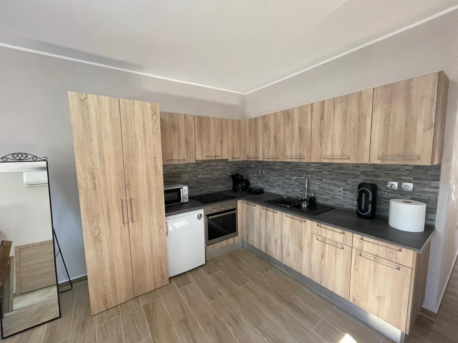 One-Bedroom Apartment - Photo 2