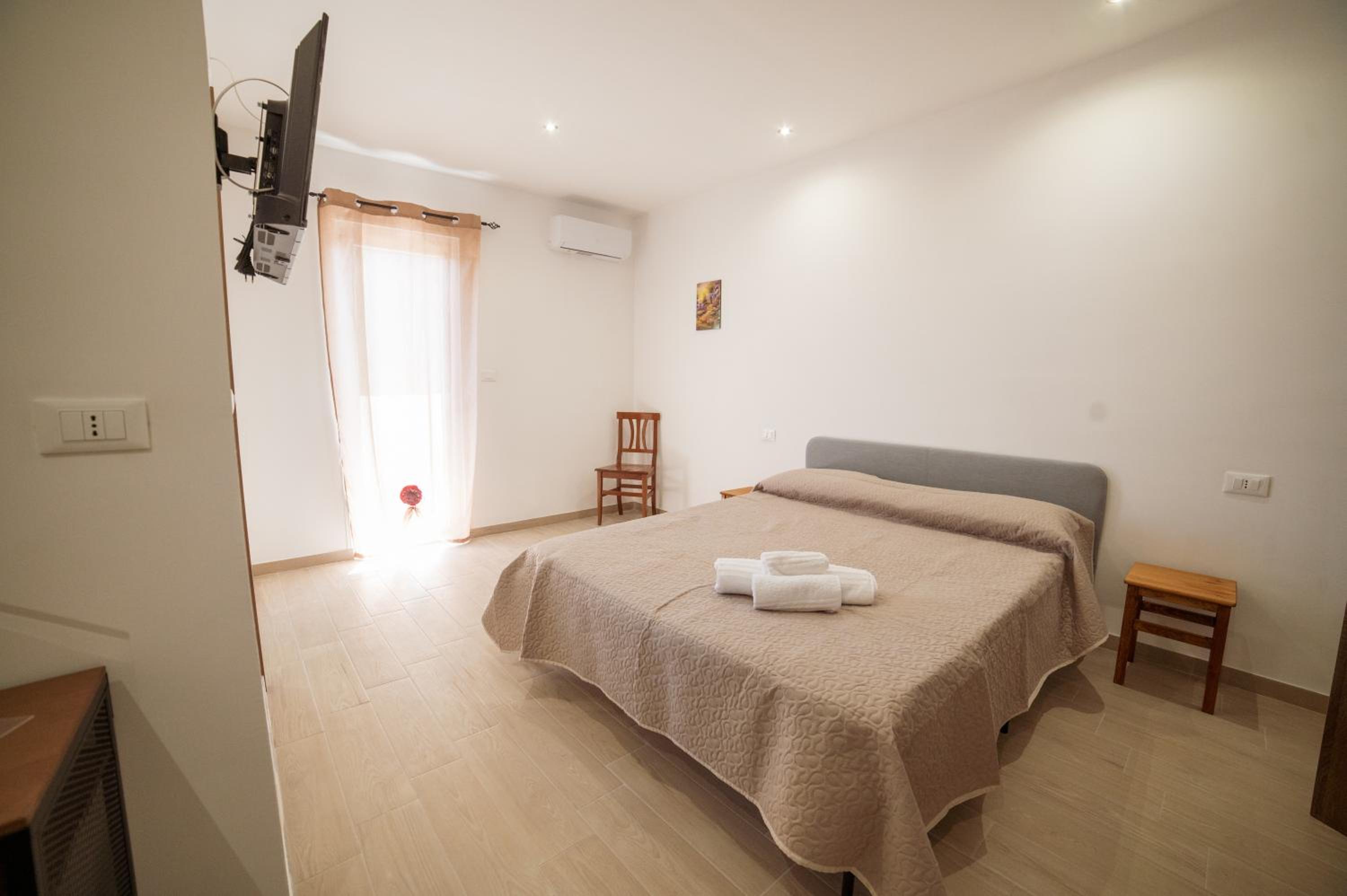 Deluxe Room - Photo 5
