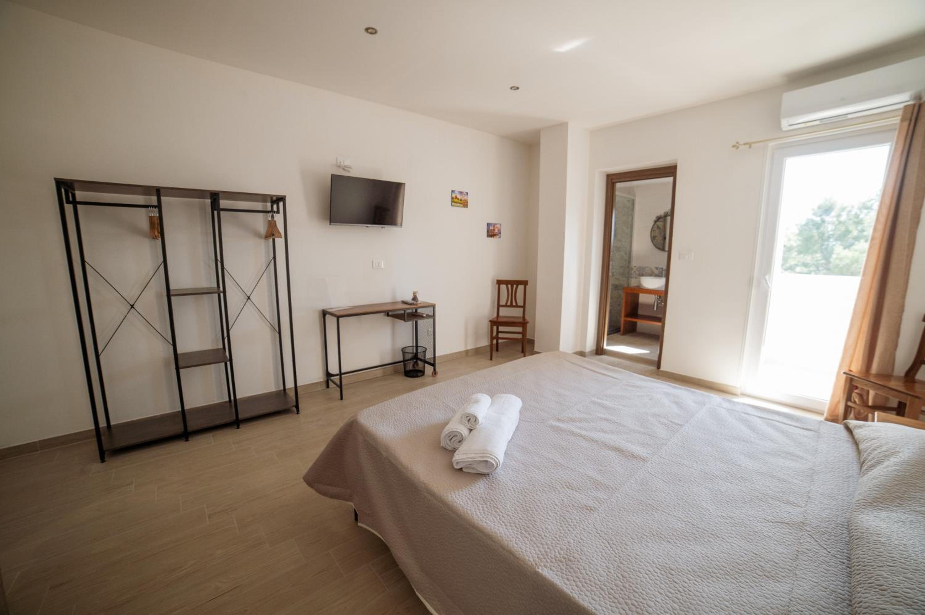 Deluxe Room - Photo 8