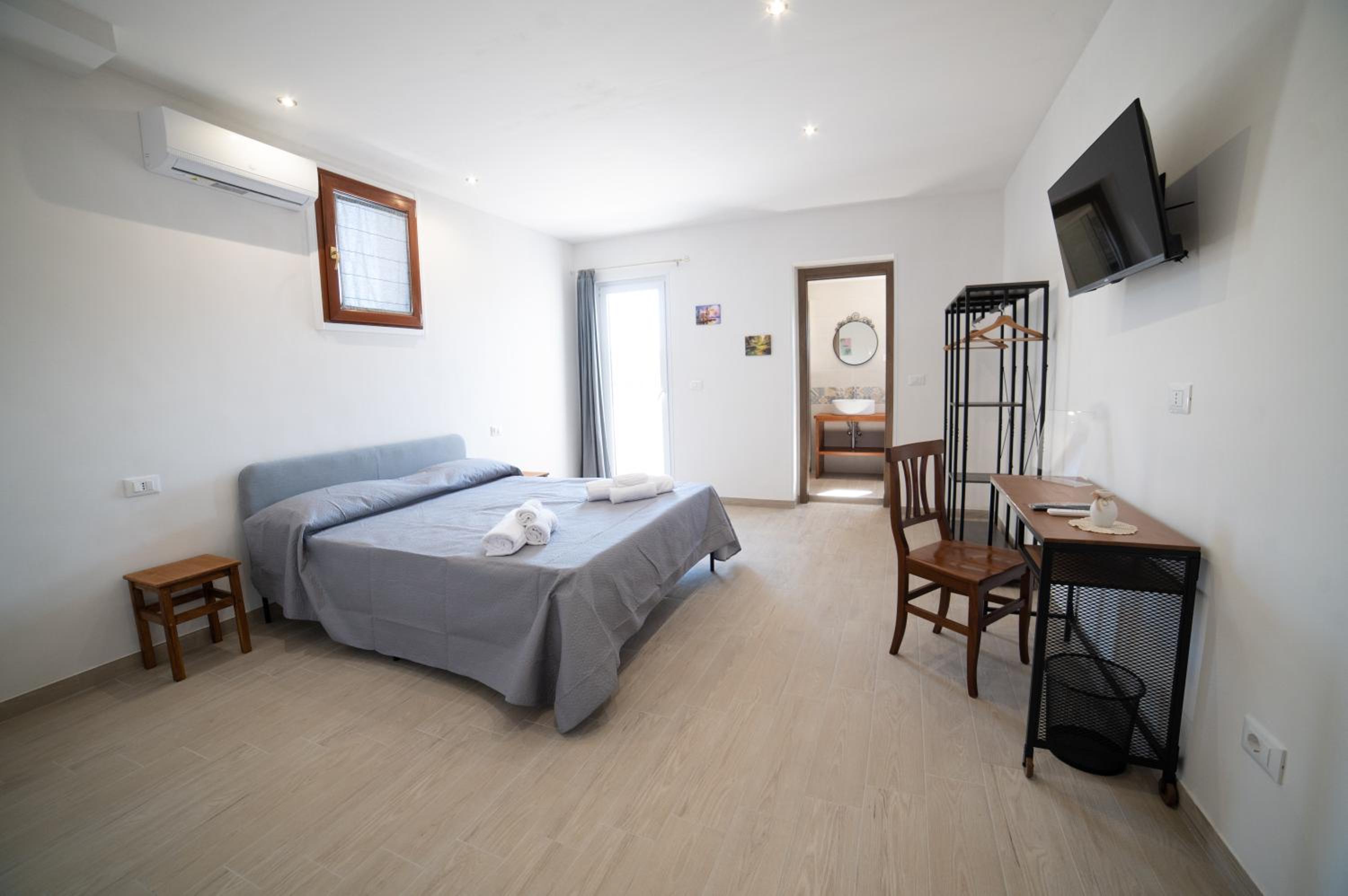 Deluxe Room - Photo 9