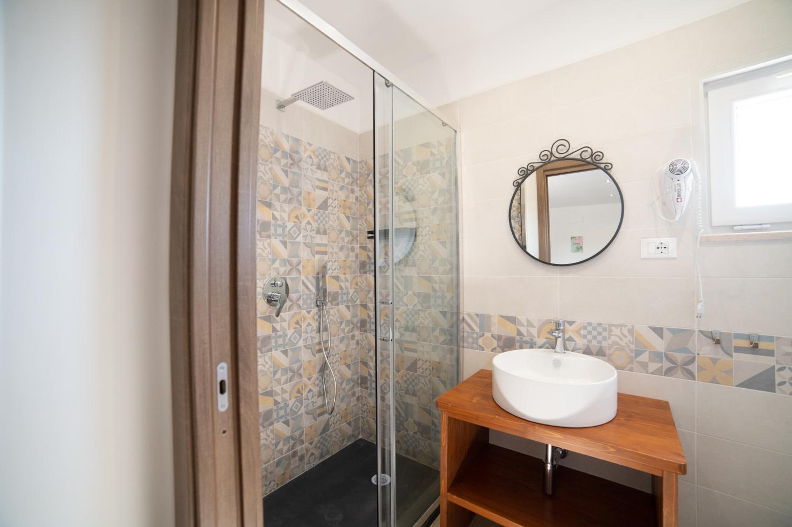 Deluxe Room - Photo 10