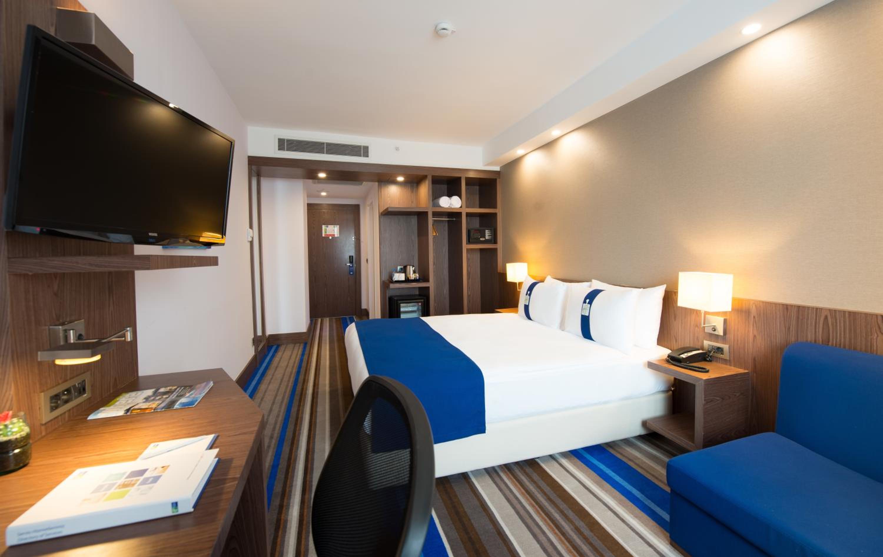 Standard Double Room with Sofa Bed - Smoking photo 3