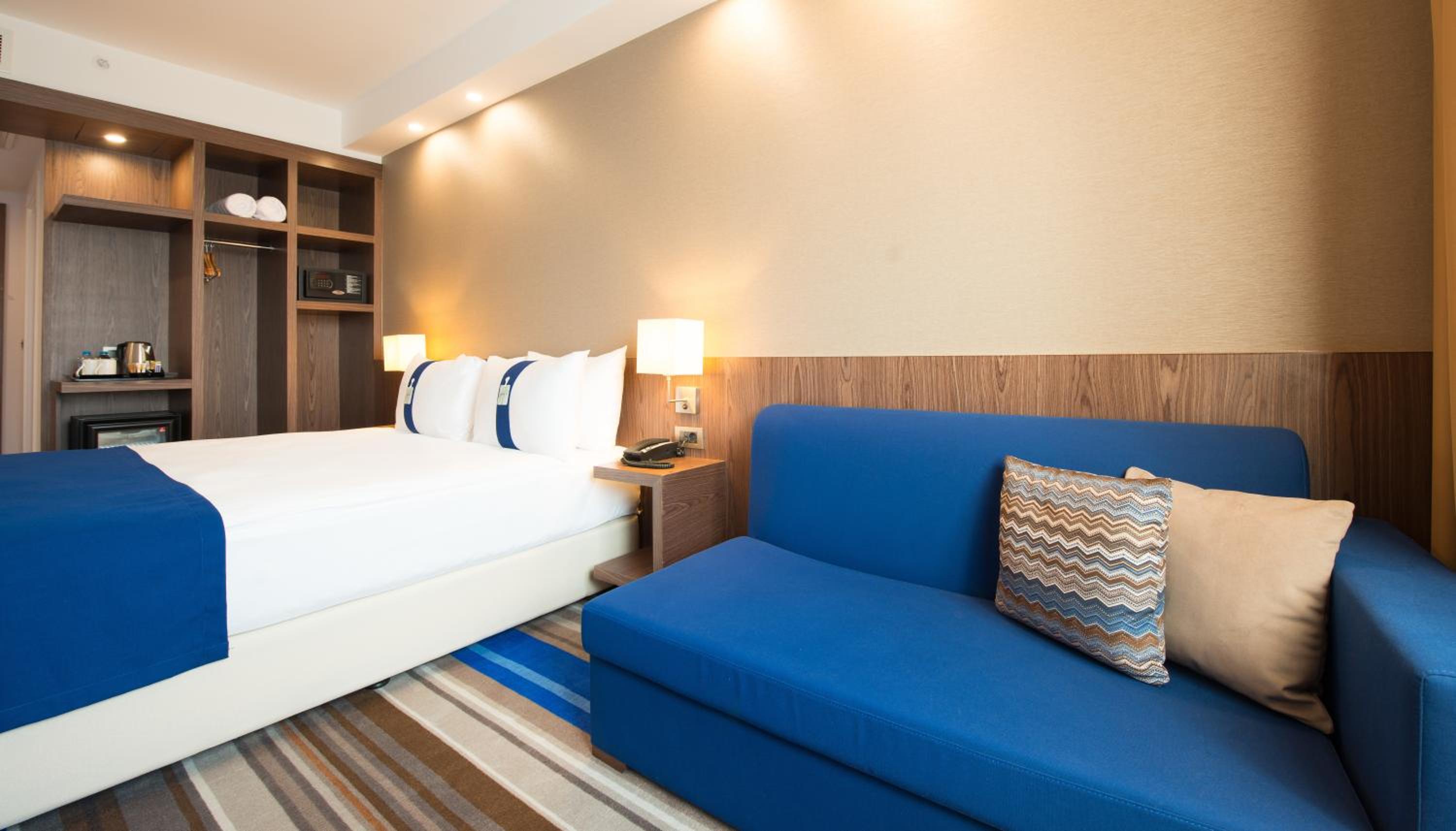 Standard Double Room with Sofa Bed - Smoking photo 2