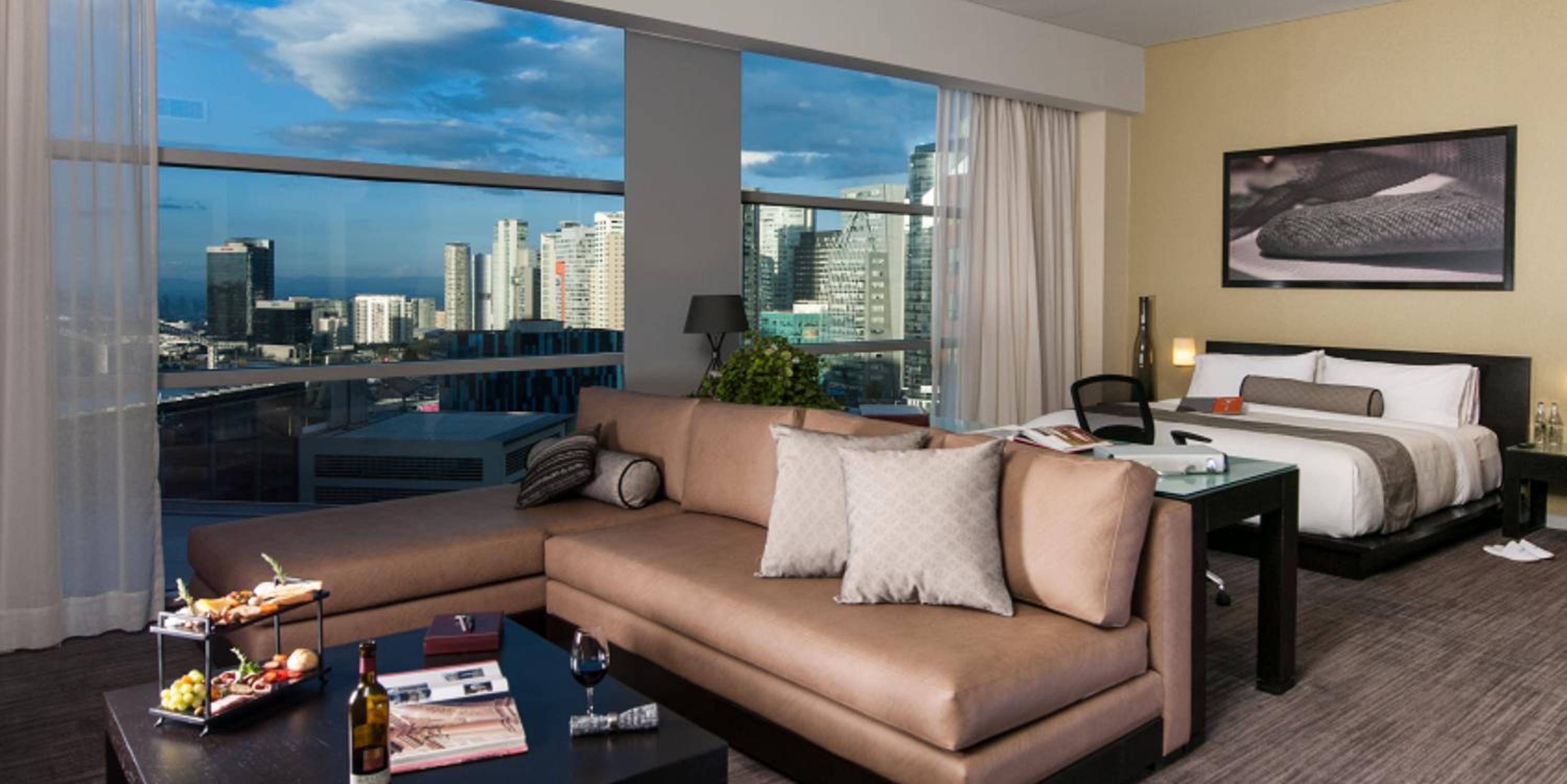 Suite with City View - Photo 1