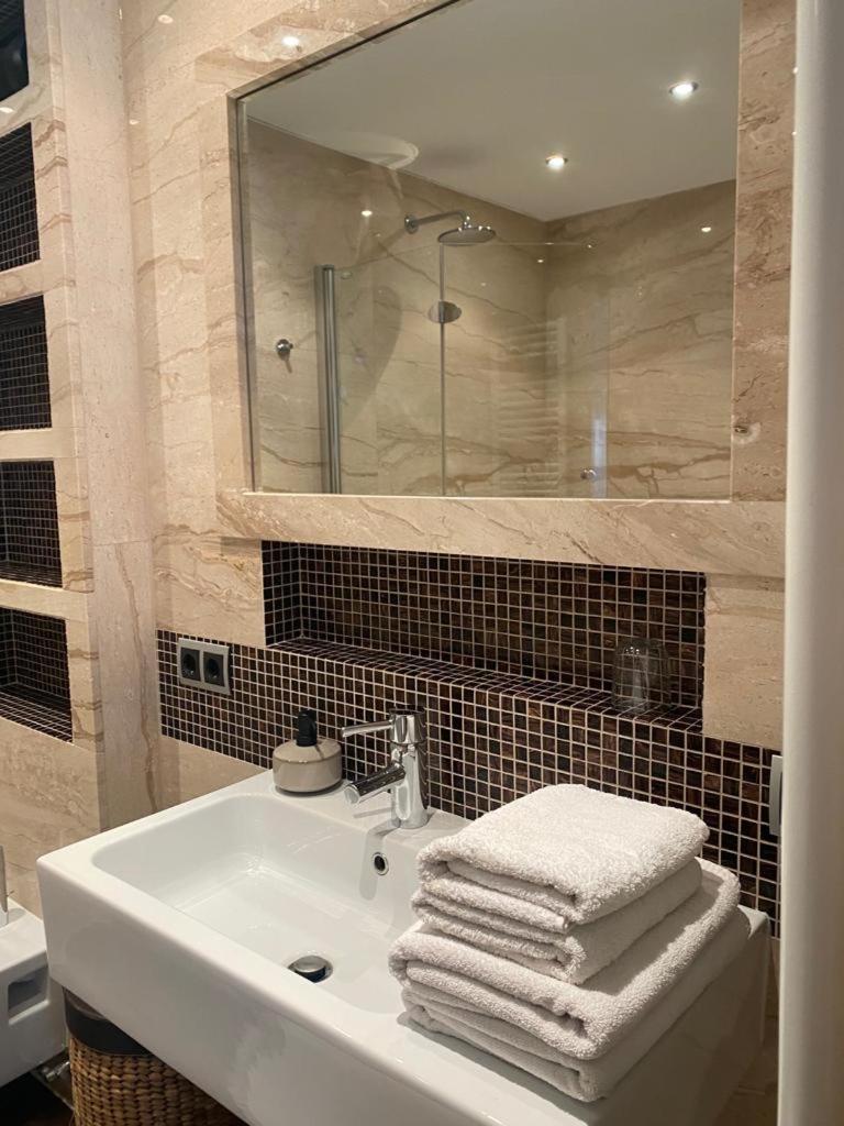 Double Room with Spa Bath - Photo 17