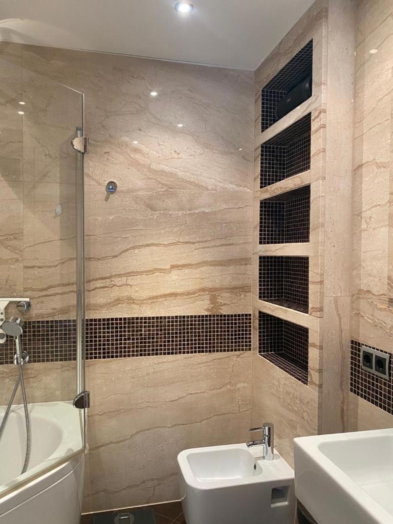 Double Room with Spa Bath - Photo 25