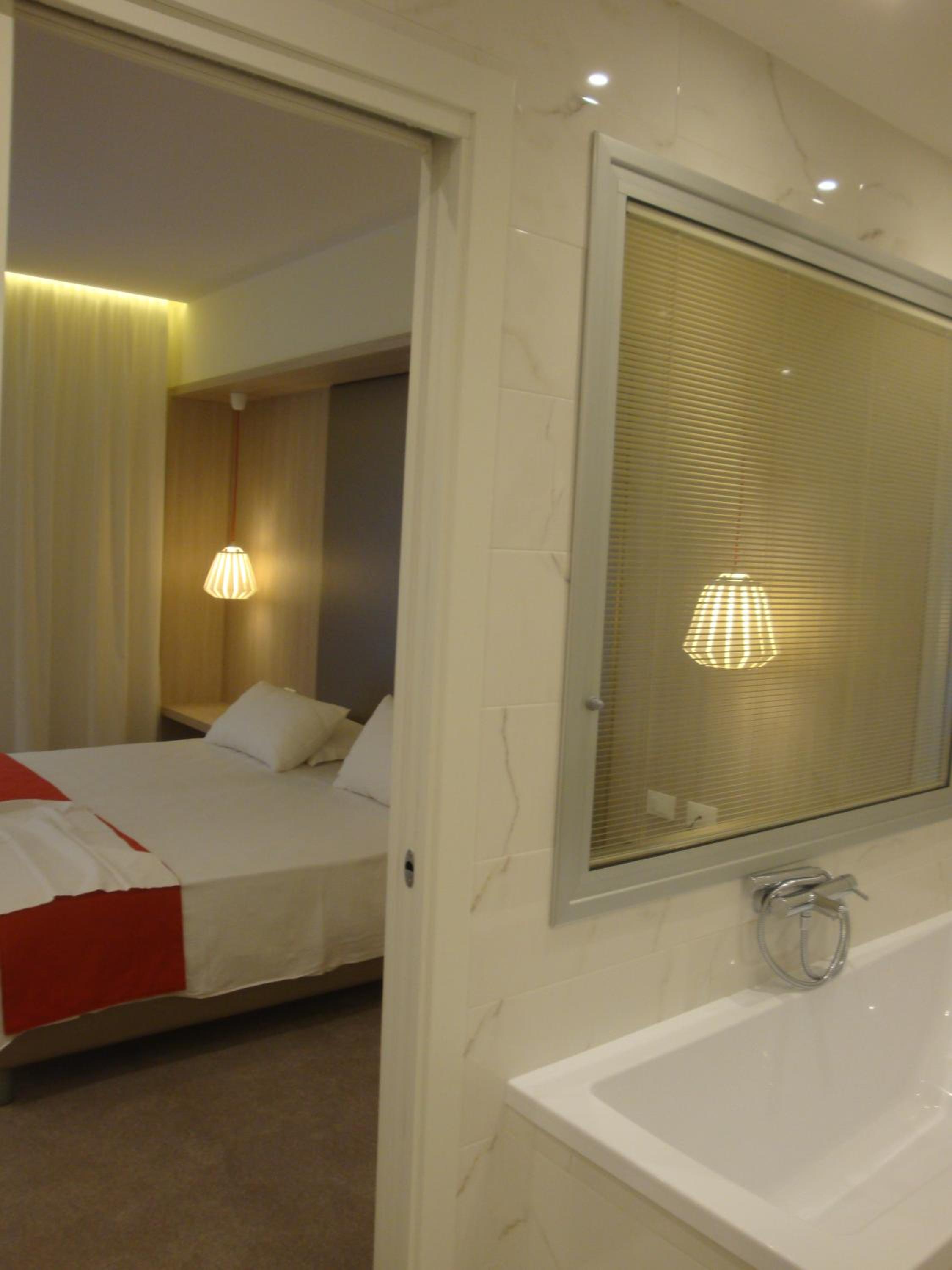 Junior Suite with Partial Sea View photo 3