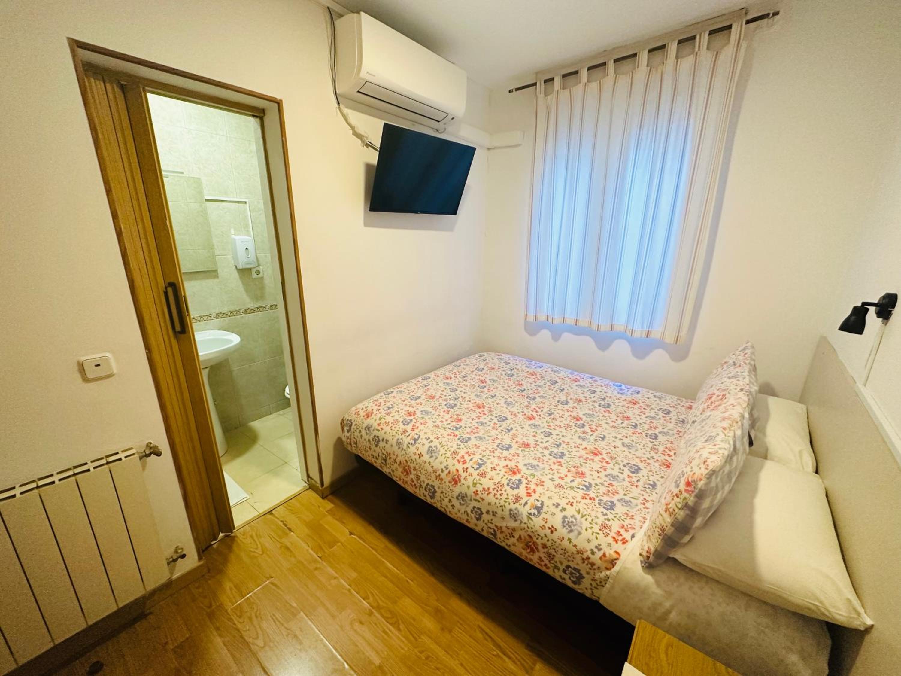 Double Room with Private Bathroom photo 2